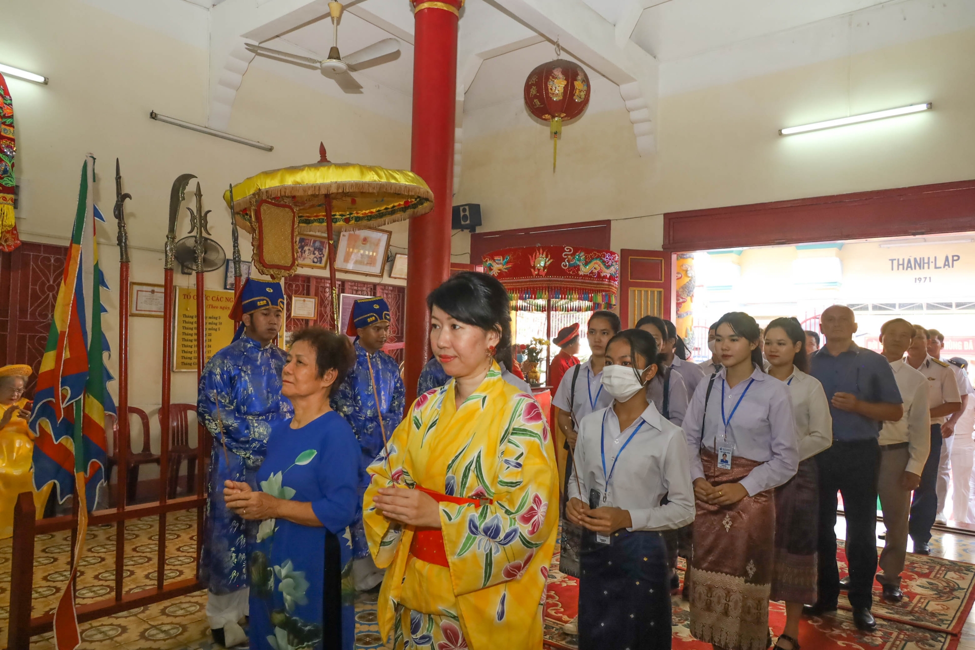 Many expatriates and foreigners living in Nha Trang attend the ceremony.
