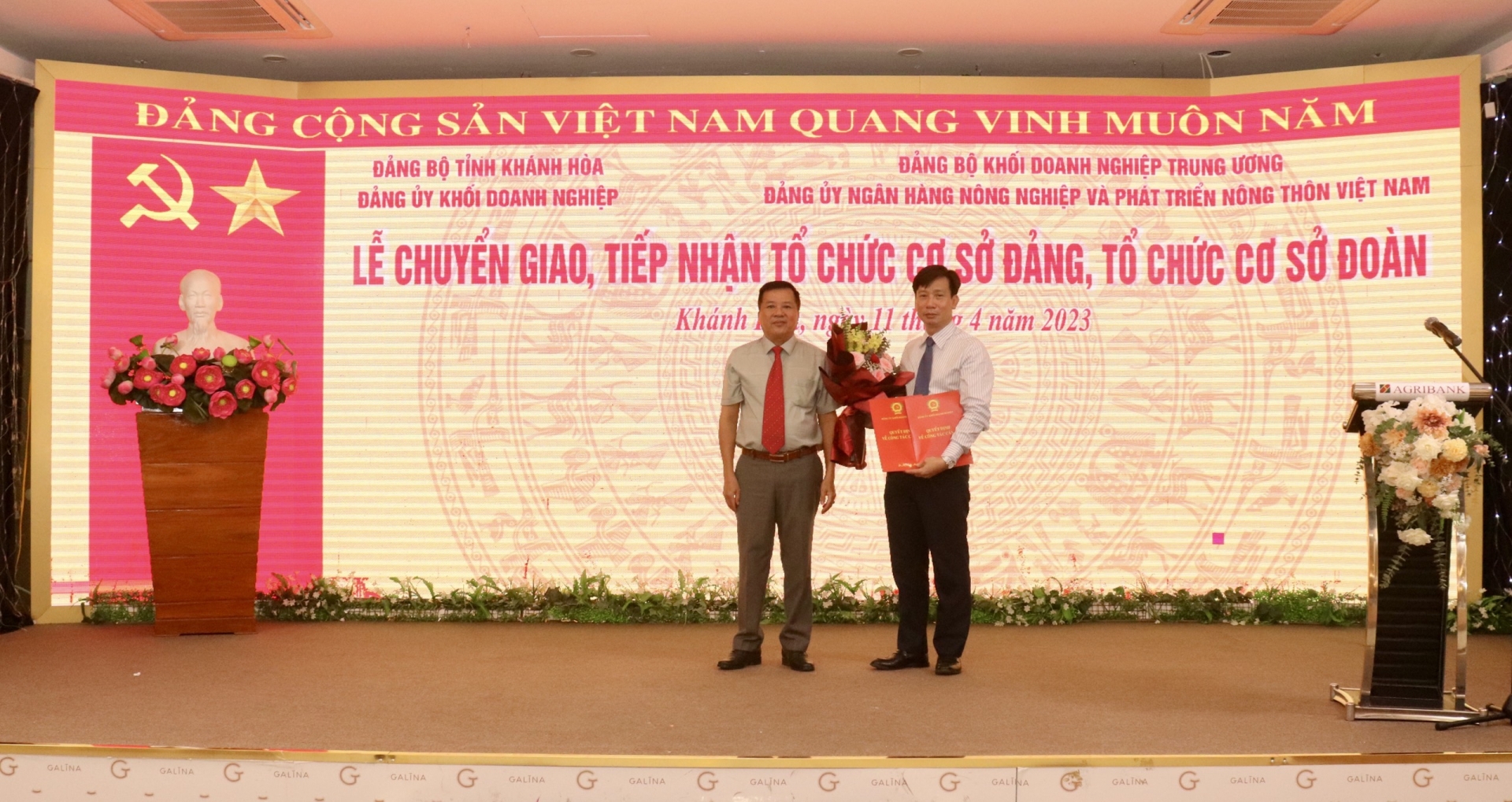 Ông Trần Xuân Lãm trao các quyết định chuyển giao Đảng bộ Agribank Chi nhánh tỉnh Khánh Hòa và Chi bộ ABIC Khánh Hòa cho ông Phạm Đức Tuấn.
