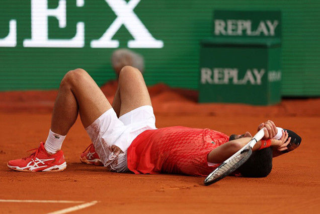 Hình ảnh tay vợt số một thế giới Djokovic ngã trên sân tạo nên cơn địa chấn lớn nhất tại Monte Carlo 