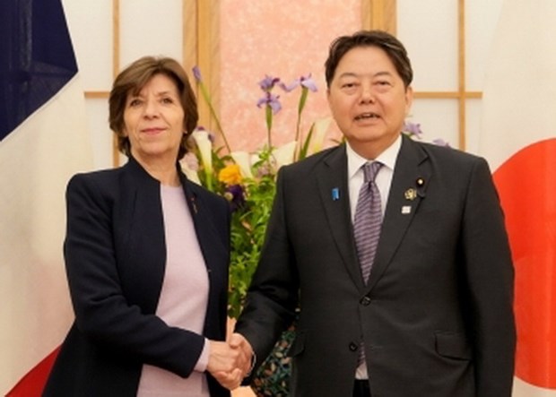 Ngoại trưởng Nhật Bản Yoshimasa Hayashi và người đồng cấp Pháp Catherine Colonna. (Nguồn: Bộ Ngoại giao Nhật Bản)

