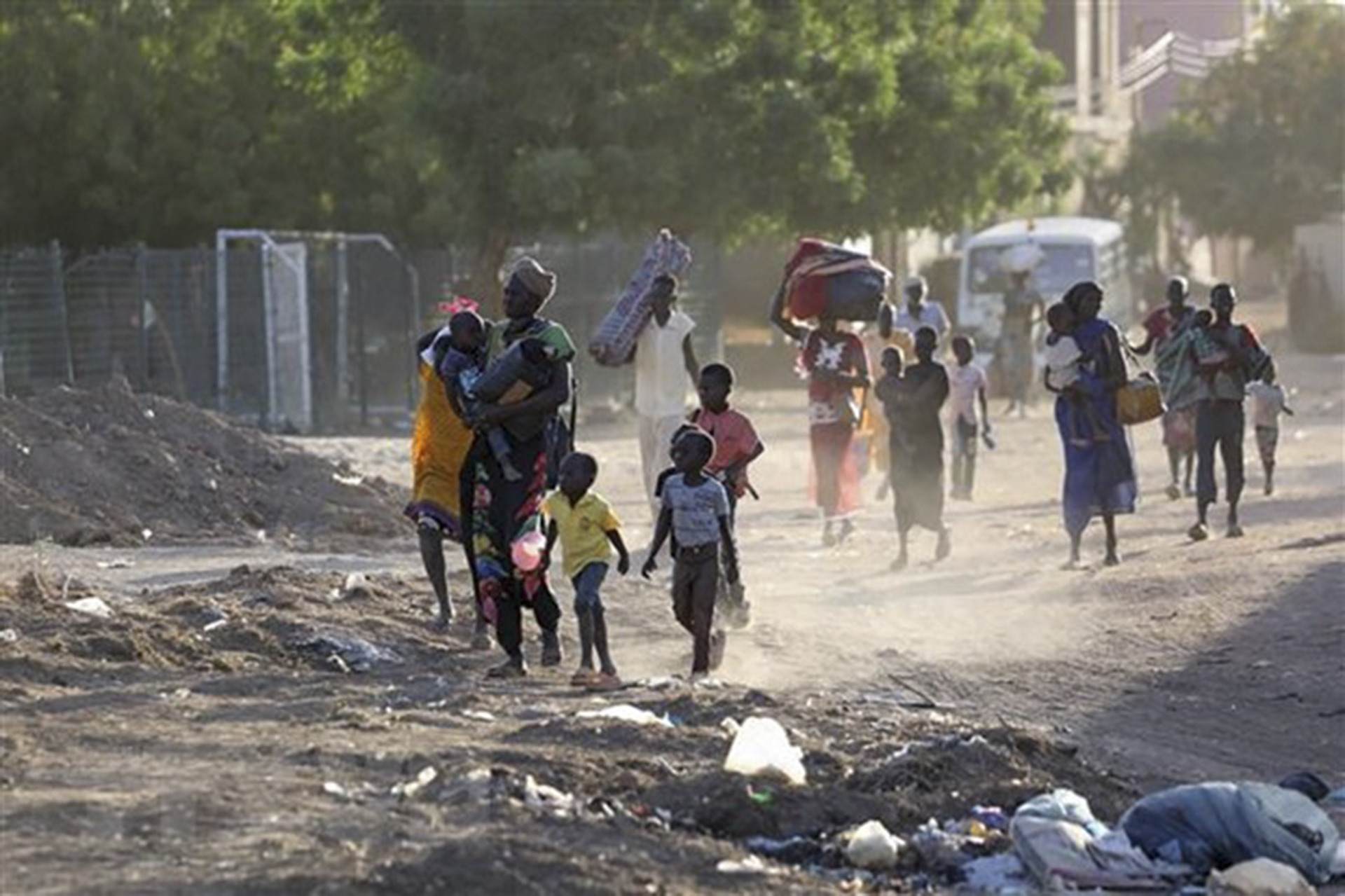 Người dân Sudan sơ tán tránh xung đột tại Khartoum ngày 19/4. (Ảnh: AFP/TTXVN)

