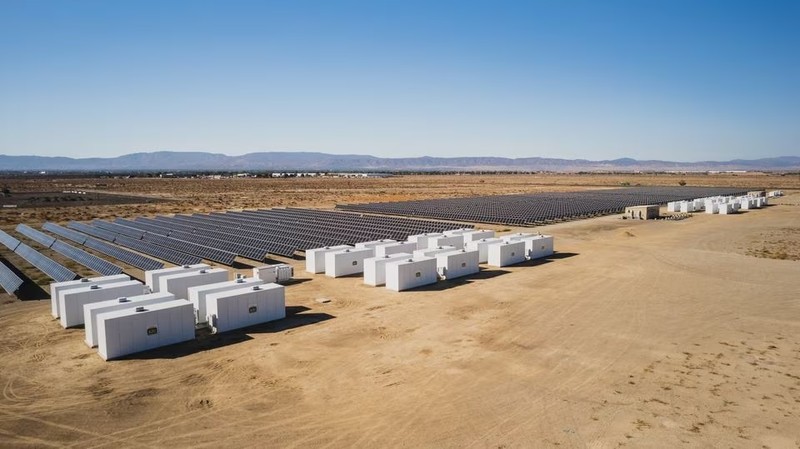 Quang cảnh cơ sở lưu trữ và năng lượng mặt trời SEPV Sierra thuộc sở hữu của công ty Giải pháp lưu trữ B2U, ở Lancaster, California, Mỹ.