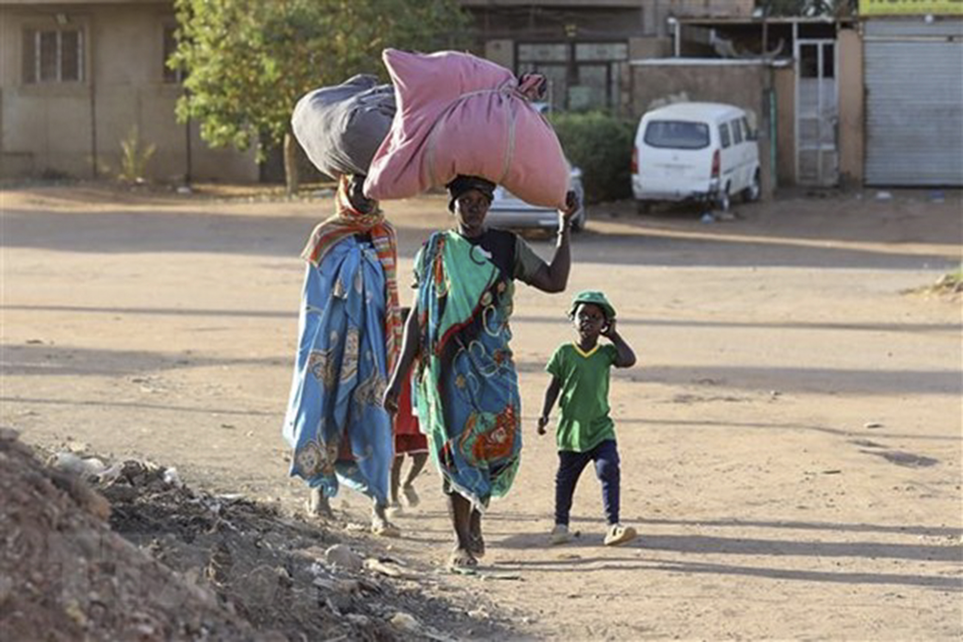 Người dân sơ tán tránh xung đột tại Khartoum, Sudan, ngày 19/4/2023. (Ảnh: AFP/TTXVN)

