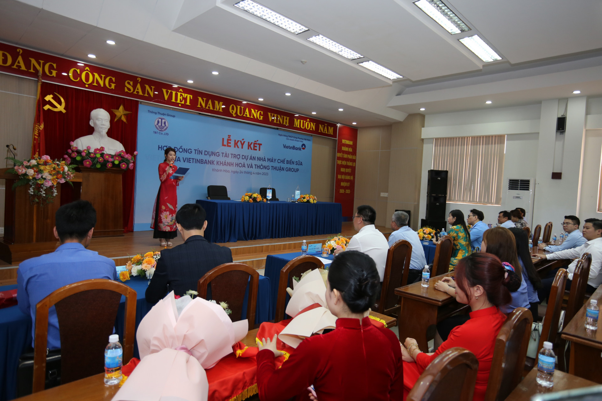 Quang cảnh buổi lễ ký kết hợp đồng giữa VietinBank Chi nhánh Khánh Hòa và Thông Thuận Group.
