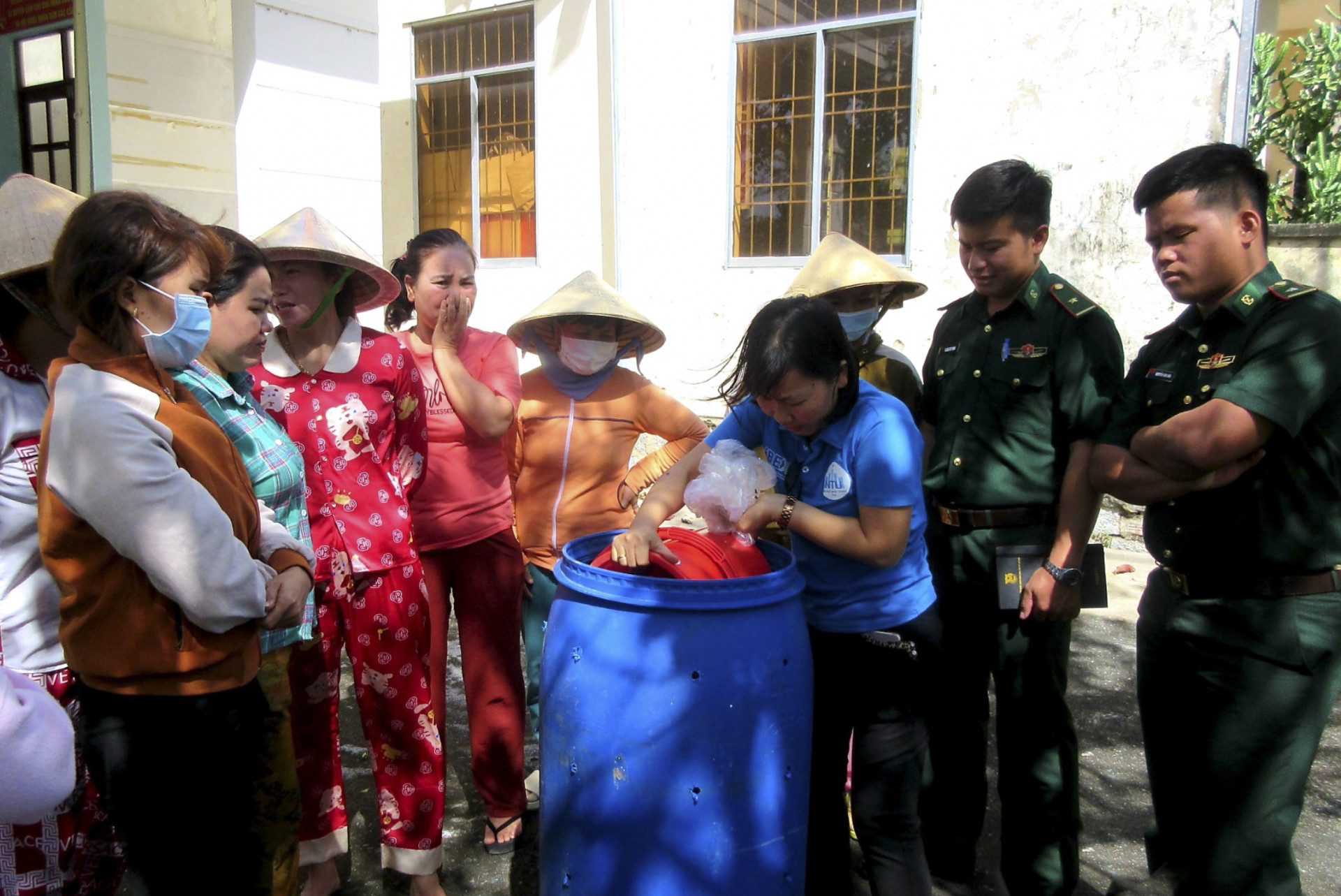 Tập huấn, hướng dẫn ủ phân vi sinh từ rác hữu cơ cho các hộ gia đình tại Bích Đầm, phường Vĩnh Nguyên, TP. Nha Trang để giảm thiểu rác thải trong cộng đồng, góp phần bảo vệ môi trường vịnh Nha Trang. 