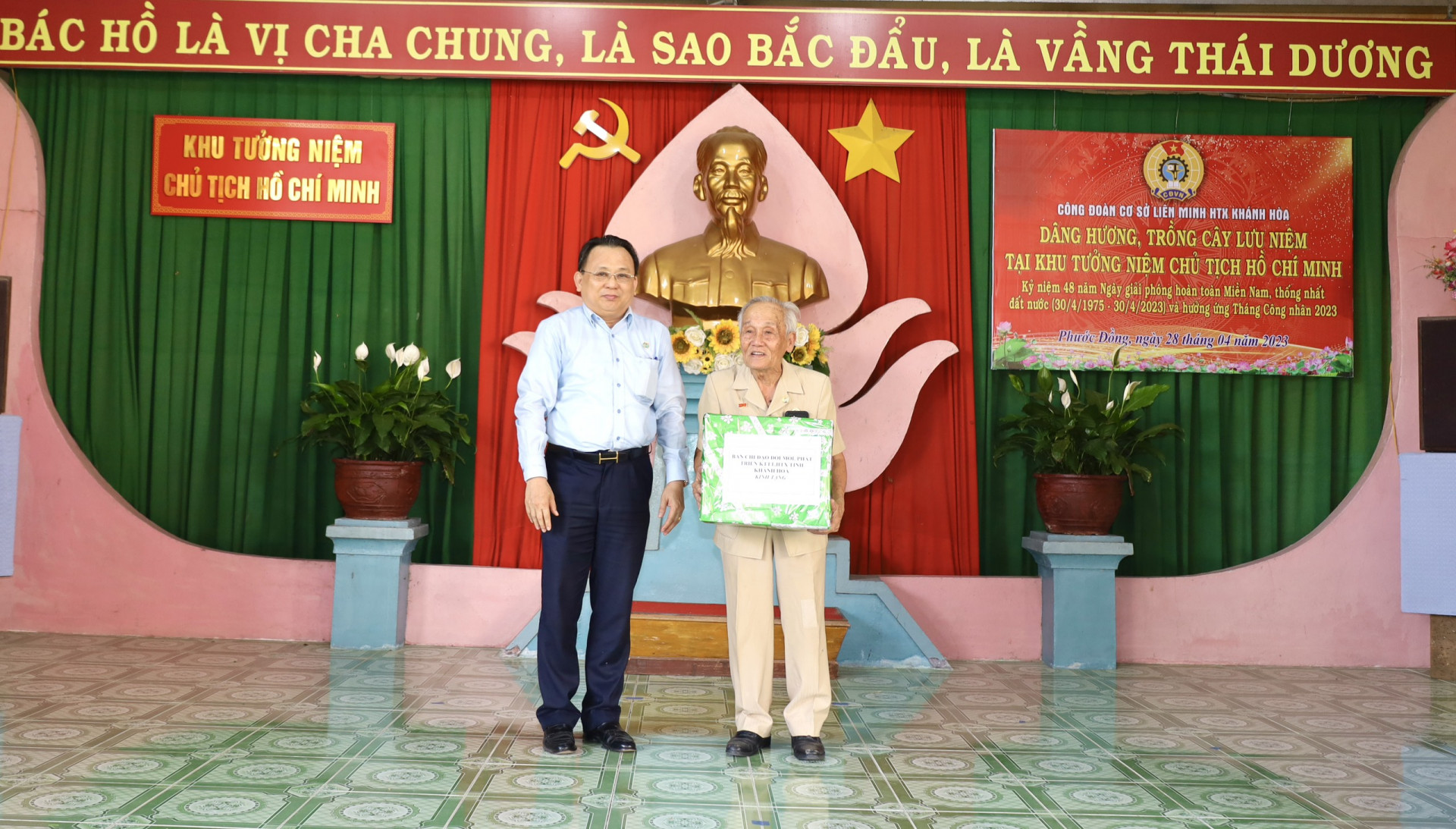 3. Ông Lê Hữu Hoàng - Ủy viên Ban Thường vụ Tỉnh ủy, Phó Chủ tịch Thường trực UBND tỉnh (bên trái) tặng quà cho cụ Bùi Xuân Phước.