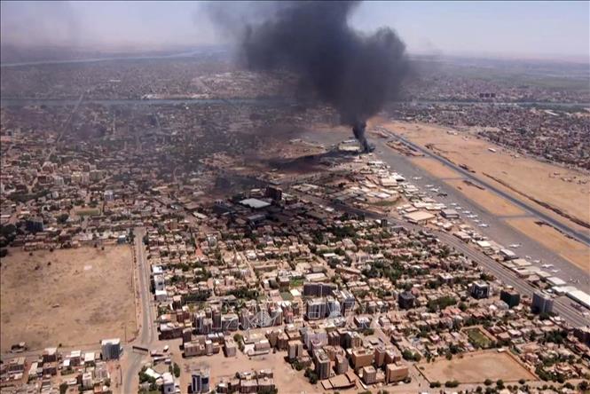 Khói bốc lên do giao tranh tại Khartoum, Sudan ngày 20/4/2023. Ảnh: AFP/TTXVN

