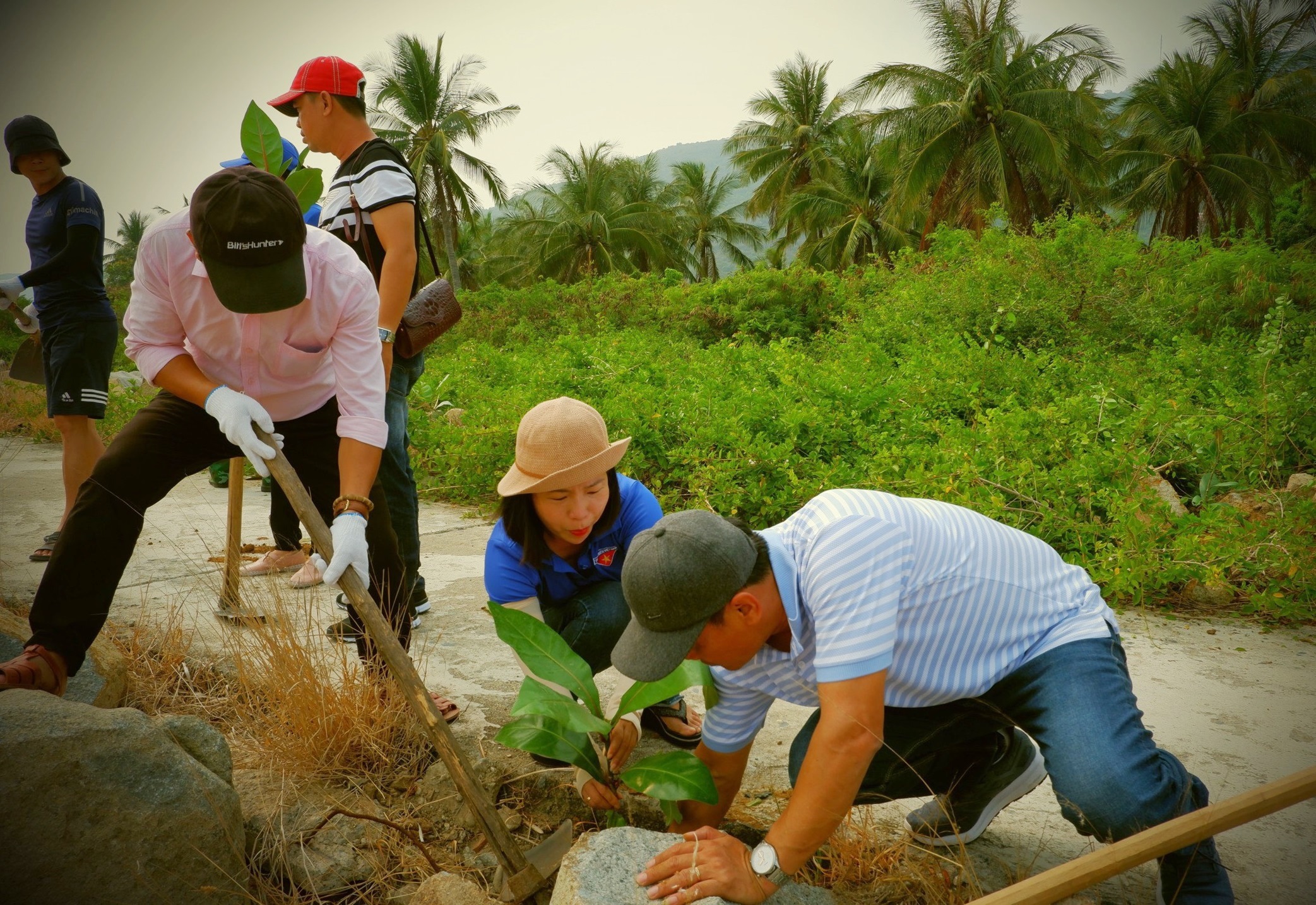 Trường THCS Võ Thị Sáu:: Trồng cây xanh và tặng quà cho hộ dân tại đảo Bích Đầm