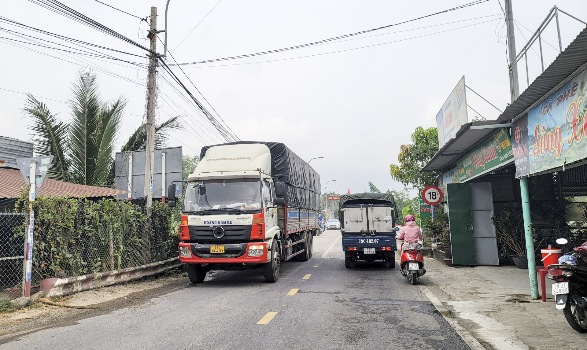 Cầu Suối Cát nhỏ hẹp, hạn chế tải trọng 18 tấn, gây khó khăn cho phương tiện lưu thông.