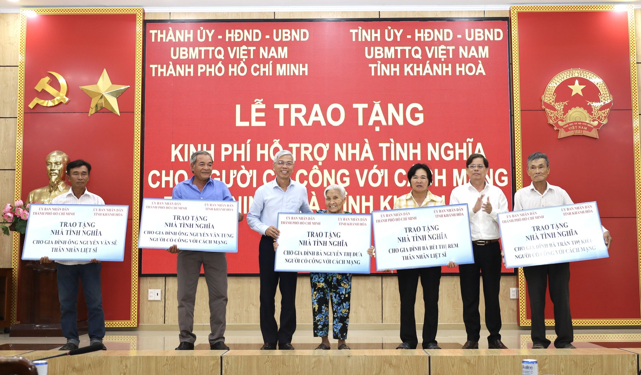 Trao 1 tỷ đồng xây 5 nhà tình nghĩa cho người có công với cách mạng 