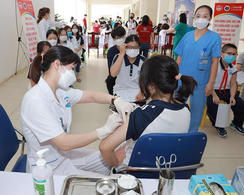 Tiêm vaccine phòng Covid-19 cho học sinh tại Vĩnh Phúc 