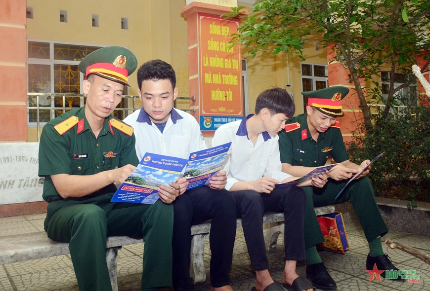 Cán bộ Ban CHQS huyện Trấn Yên (Bộ CHQS tỉnh Yên Bái) và học viên Trường Sĩ quan Chính trị thông tin đến học sinh Trường THPT Lê Quý Đôn (Yên Bái) những nội dung cần lưu ý trong tuyển sinh quân sự (tháng 4-2023). 