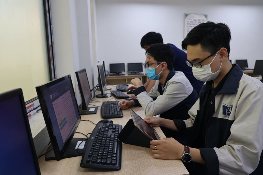 Học sinh Trường THPT Phan Đình Phùng (Hà Nội) đăng ký dự thi trên hệ thống quản lý thi của Bộ GD&ĐT năm 2022. Ảnh tư liệu: Báo Tin tức 