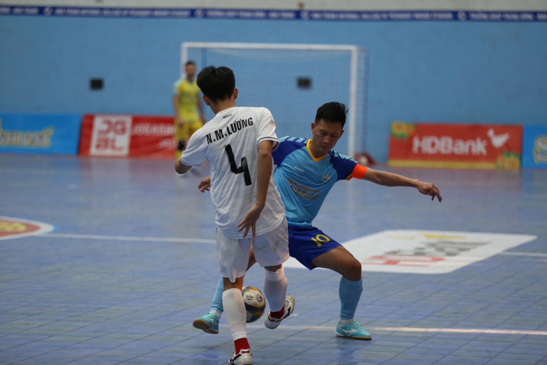 Phan Khac Chi (blue jersey) in the match against Cao Bang

