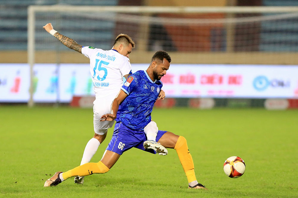 Khanh Hoa FC (in blue) playing Thep Xanh Nam Dinh in round 5