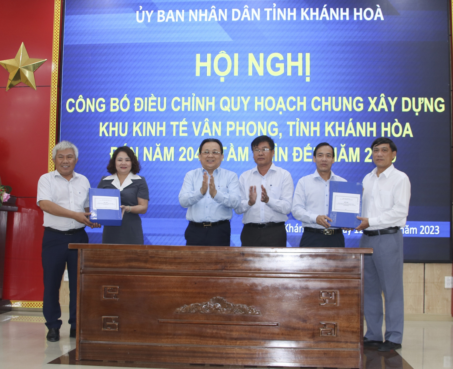 Handing over the project on adjusting the general construction planning of Van Phong Economic Zone to two localities


