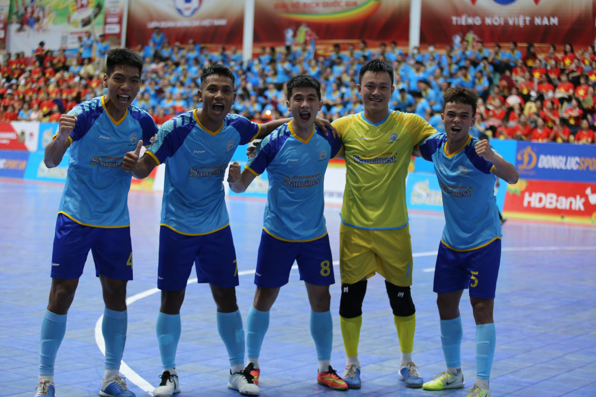 Cầu thủ Sanvinest Khánh Hòa ăn mừng bàn thắng ghi vào lưới đối phương.
