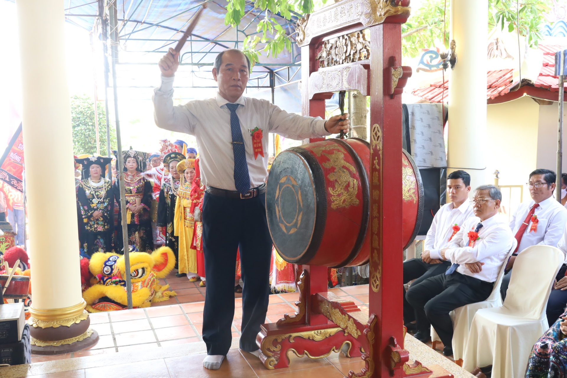 Leader of Dien Khanh District beats drum to open Am Chua Festival.
