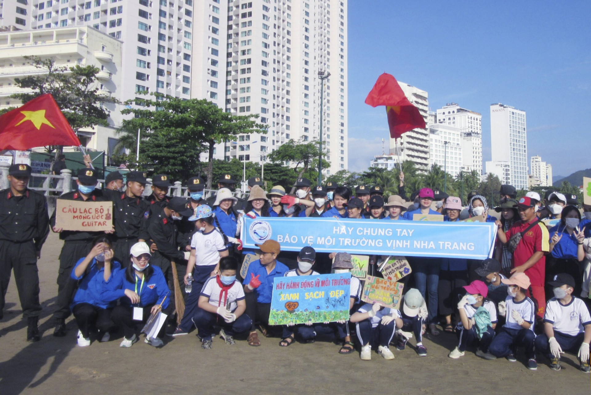 Ban Quản lý vịnh Nha Trang phối hợp với các đơn vị tổ chức thu dọn rác thải trên bờ biển Nha Trang.