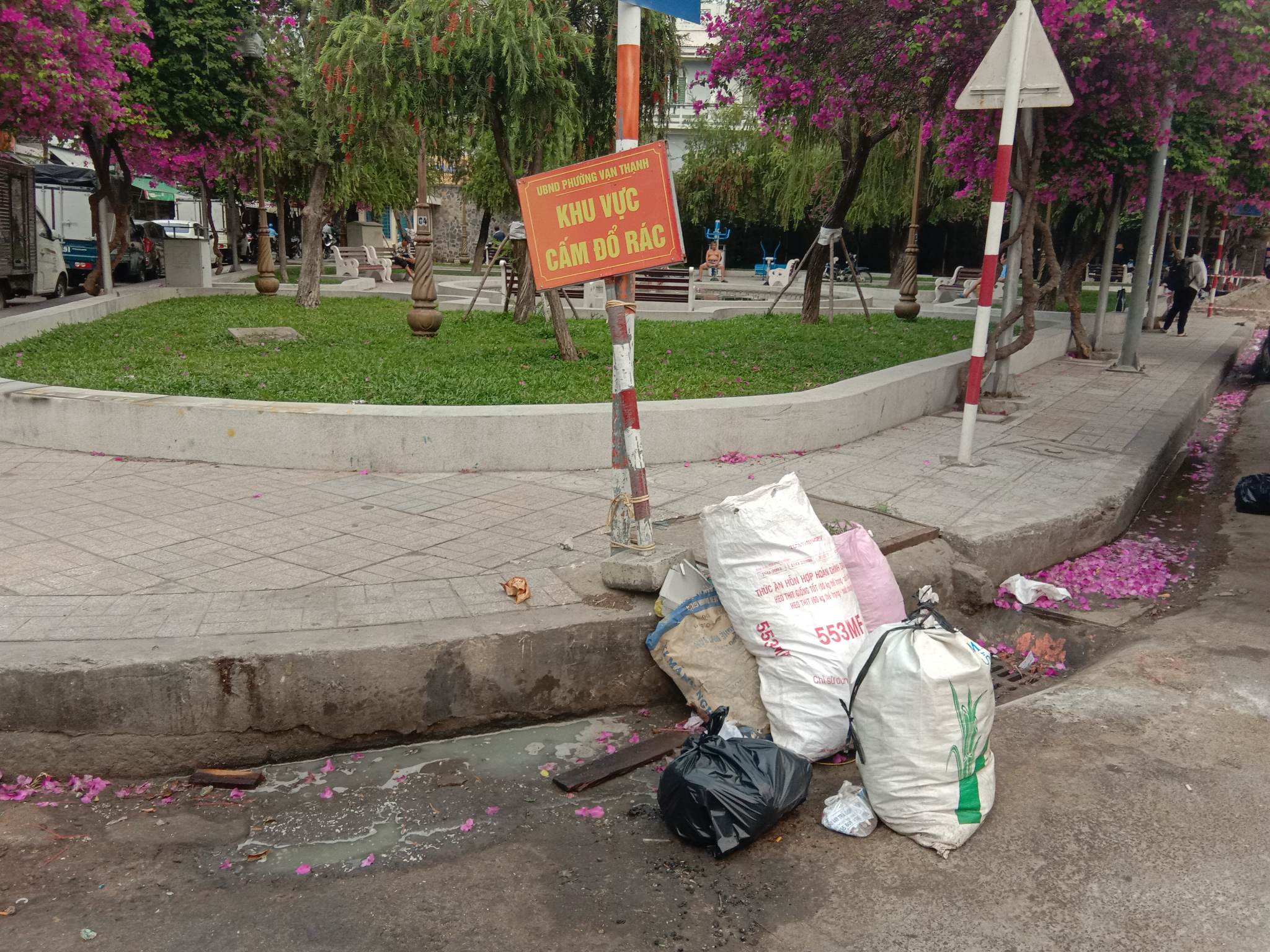 Bỏ rác nơi bảng cấm