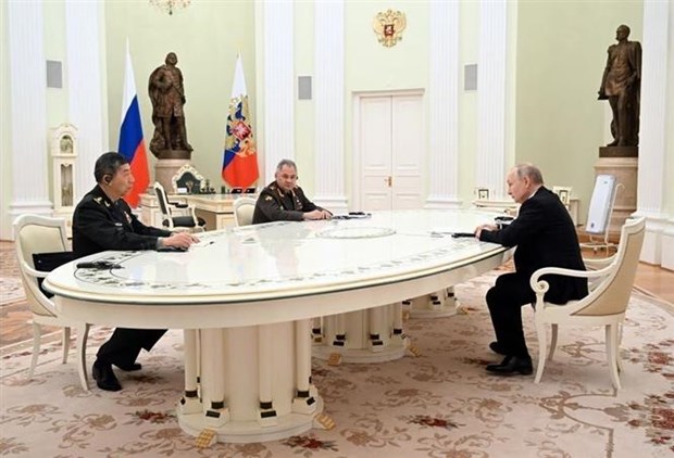Bộ trưởng Quốc phòng Trung Quốc Lý Thượng Phúc, Bộ trưởng Quốc phòng Nga Sergey Shoigu và Tổng thống Nga Vladimir Putin tại cuộc gặp ở Moskva (Nga) ngày 16/4/2023. (Ảnh: Reuters/TTXVN)

