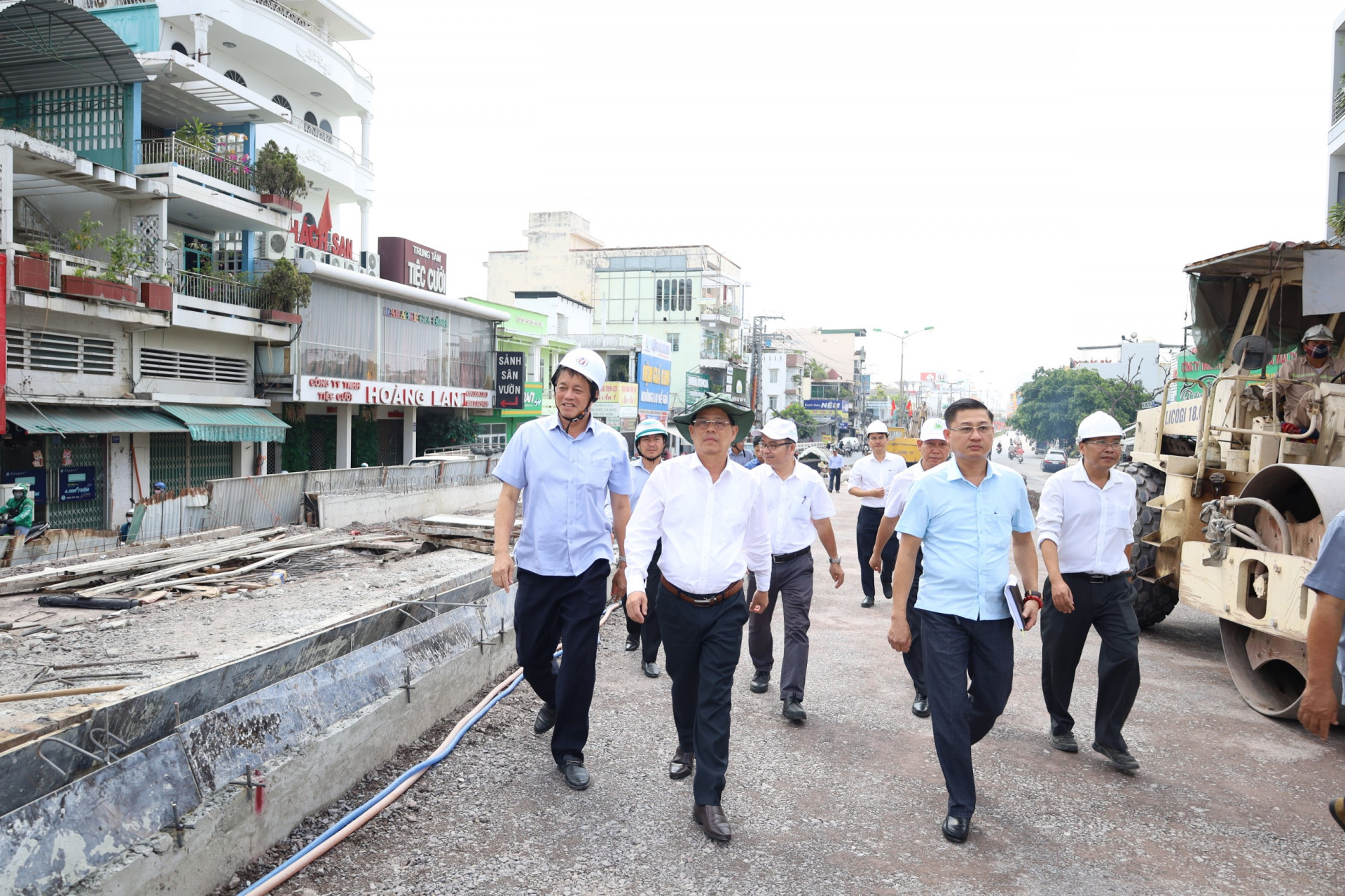 Đồng chí Nguyễn Tấn Tuân - Chủ tịch UBND tỉnh thị sát công trường dự án.
