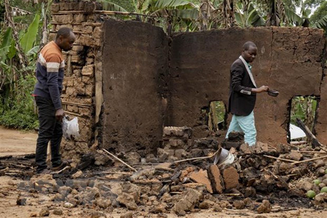 Một ngôi nhà bị phá hủy sau một vụ tấn công tại Cộng hòa Dân chủ Congo. (Ảnh: AFP/TTXVN)