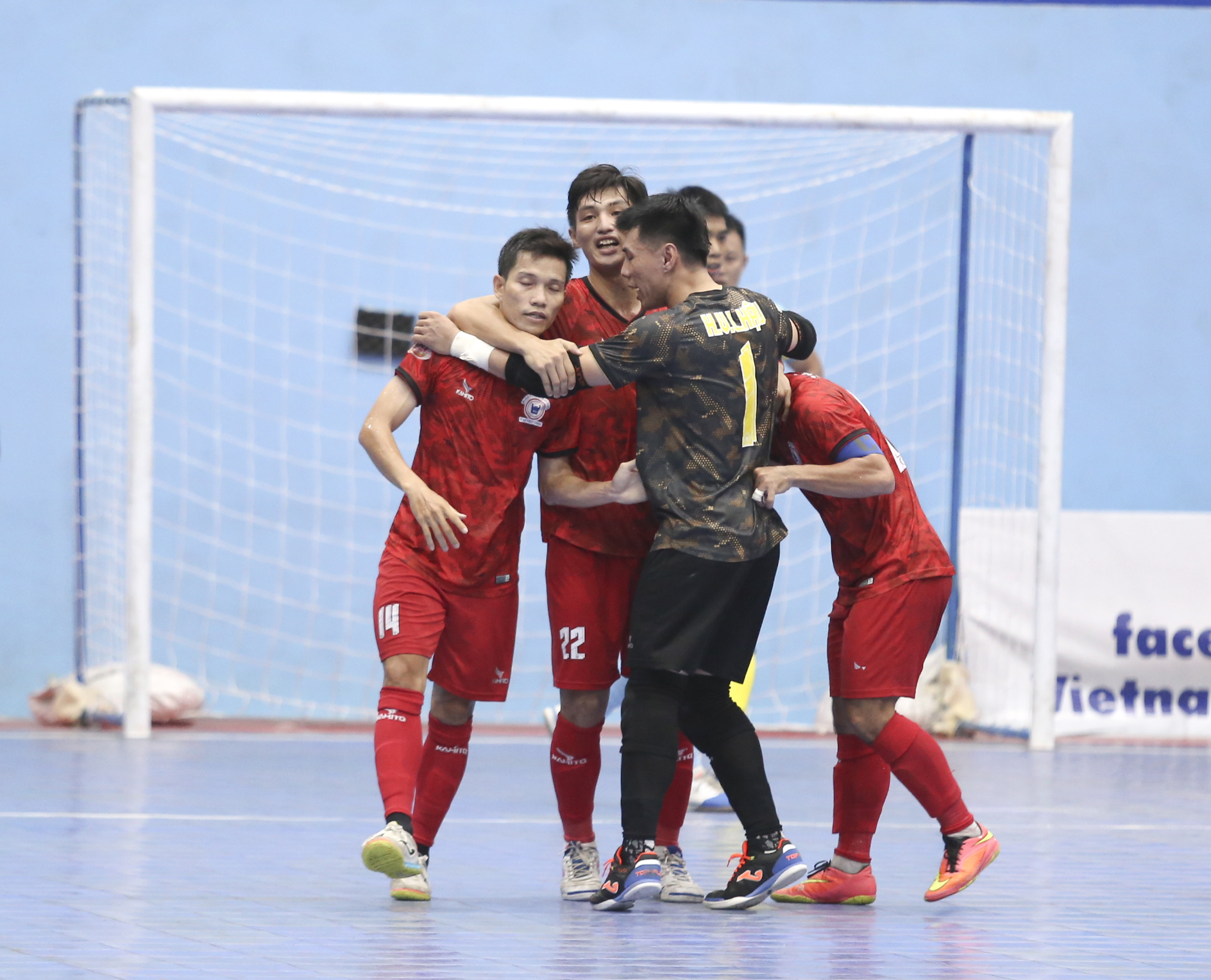 Các cầu thủ Tân Hiệp Hưng cũng ăn mừng bàn thắng ghi vào lưới đội chủ nhà.