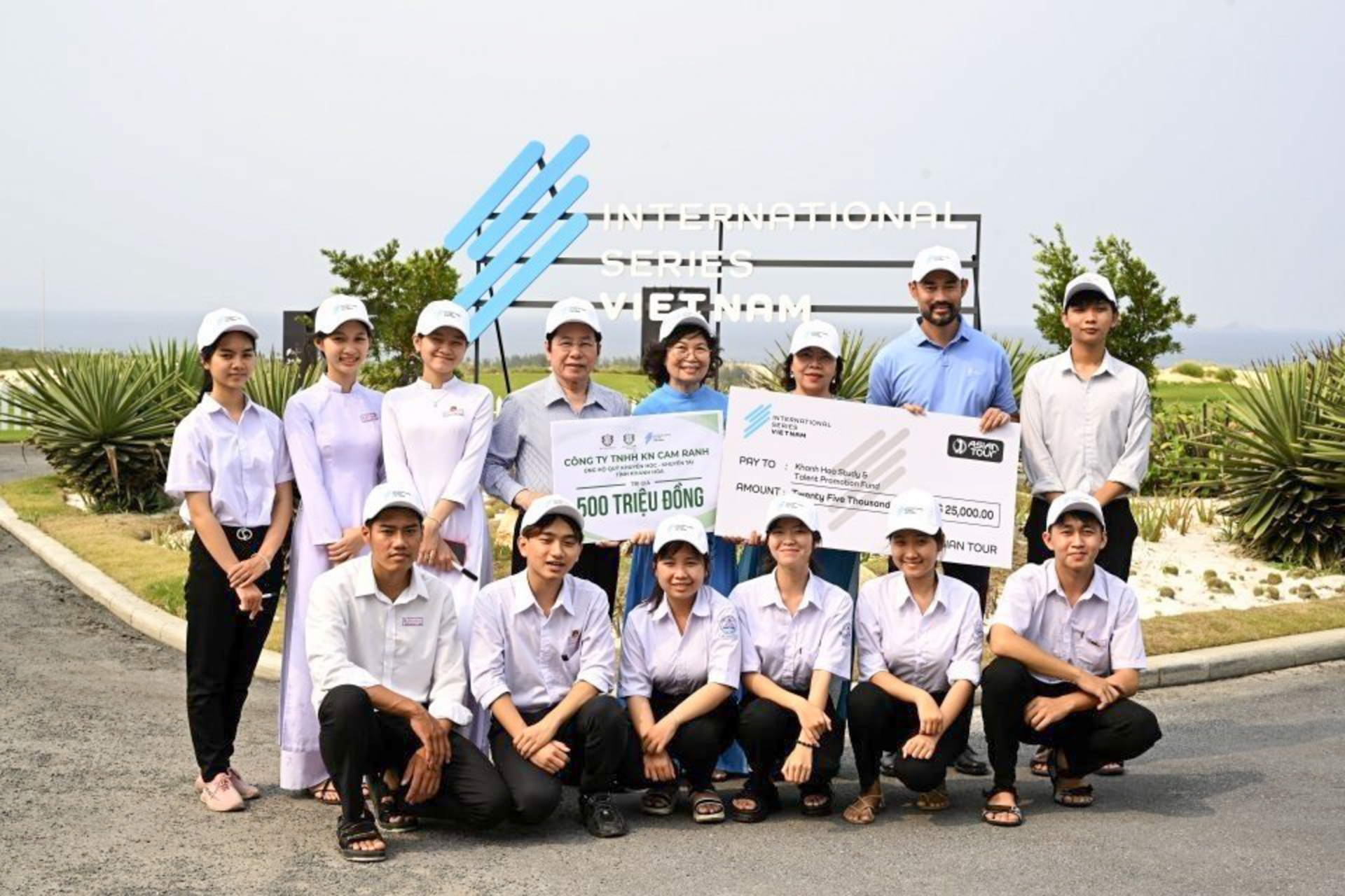 Le Van Kiem (left), chairman of KN Group (back line, 4th from left) offering symbolic cheque for VND500 million to Khanh Hoa Study and Talent Promotion Fund (Photo: Asian Tour)

