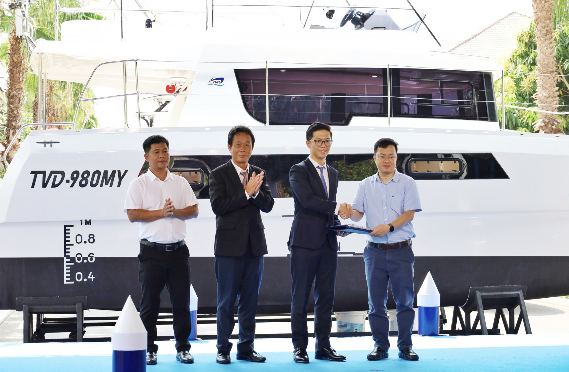 Đại diện Cục Hàng hải Việt Nam (bìa phải) trao quyết định Khai thác thử nghiệm bến du thuyền quốc tế Ana Marina.