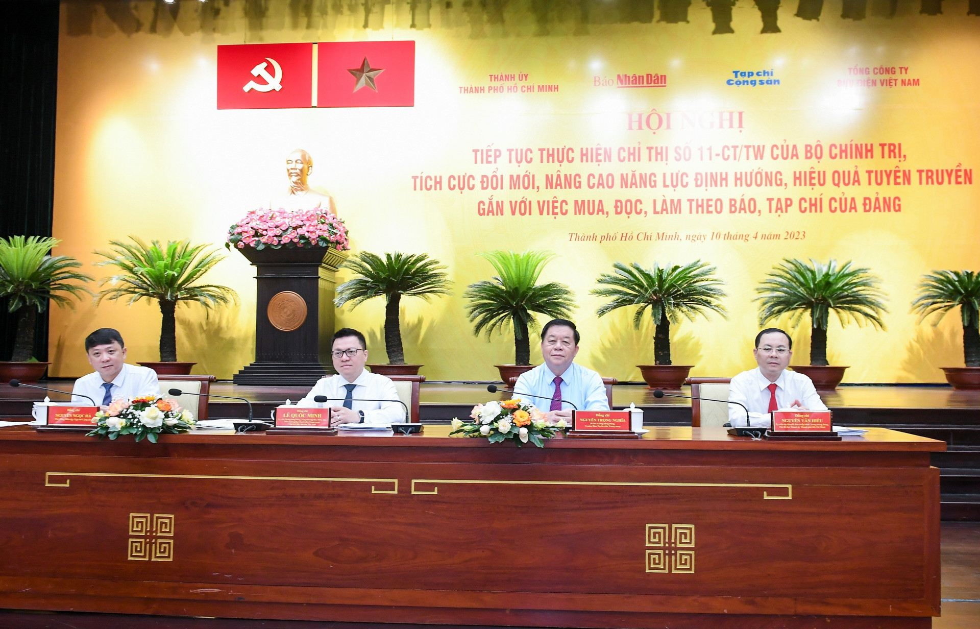 Đồng chí Nguyễn Trọng Nghĩa (thứ hai, từ phải sang), Bí thư Trung ương Đảng, Trưởng ban Ban Tuyên giáo Trung ương cùng lãnh đạo Báo Nhân dân, Tạp chí Cộng sản, Thành ủy Thành phố Hồ Chí Minh chủ trì hội nghị.