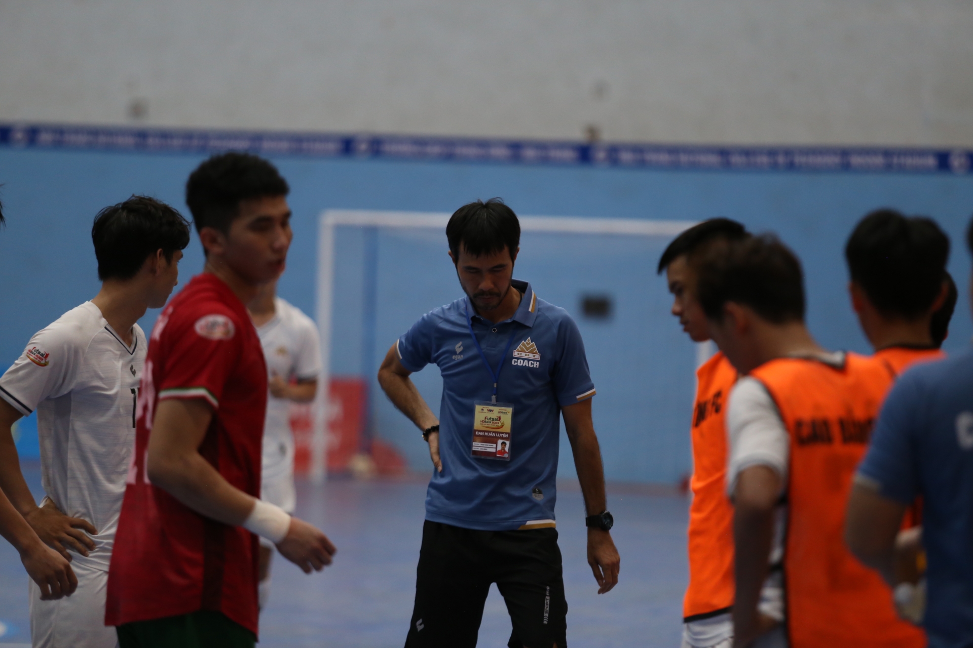 Disappointment of coach Pham Minh Giang and his players

