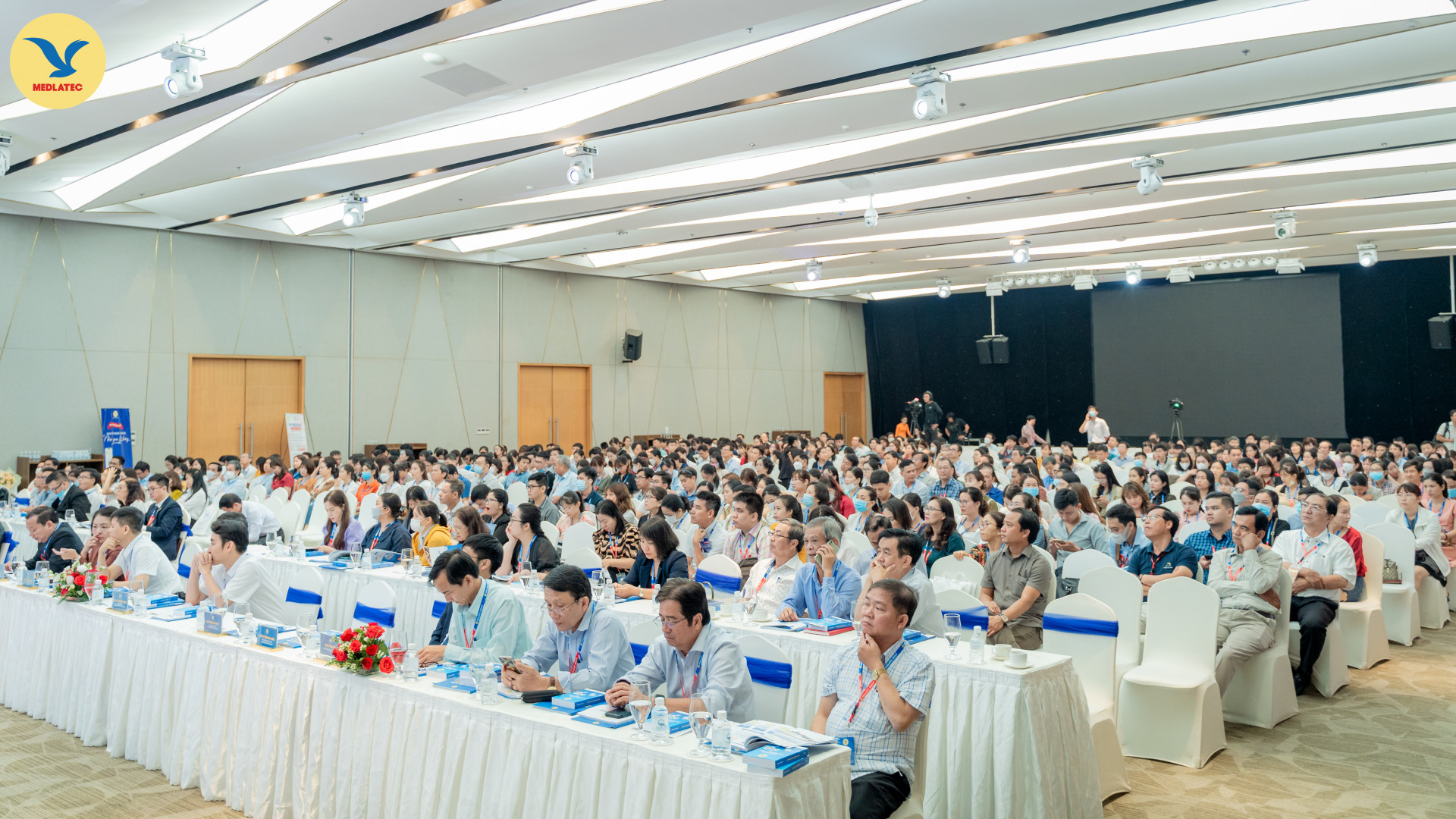 Các y, bác sĩ chăm chú lắng nghe các chuyên gia báo cáo các chuyên đề tại hội nghị.