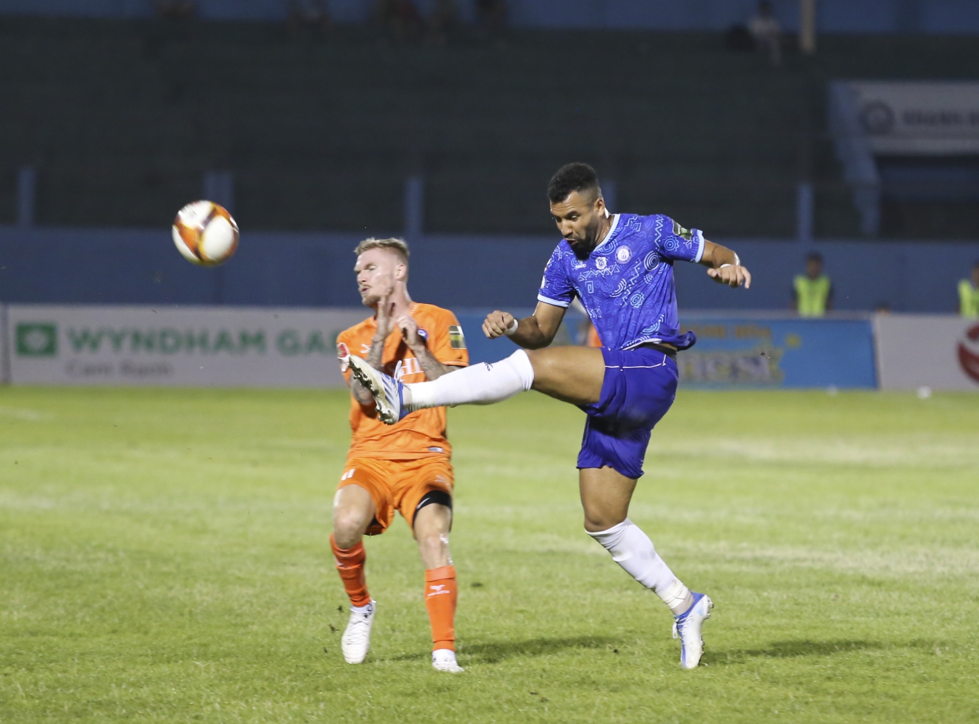 Khanh Hoa FC (in blue) and SHB Da Nang (in orange) fighting for ball

