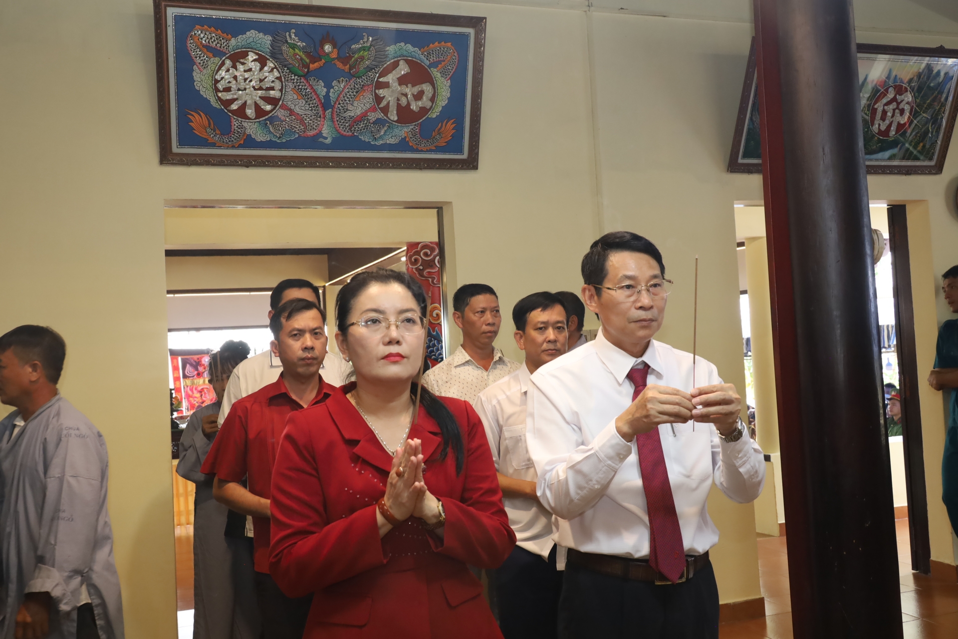 Pham Thi Xuan Trang and Dinh Van Thieu offering incense to the Holy Mother

