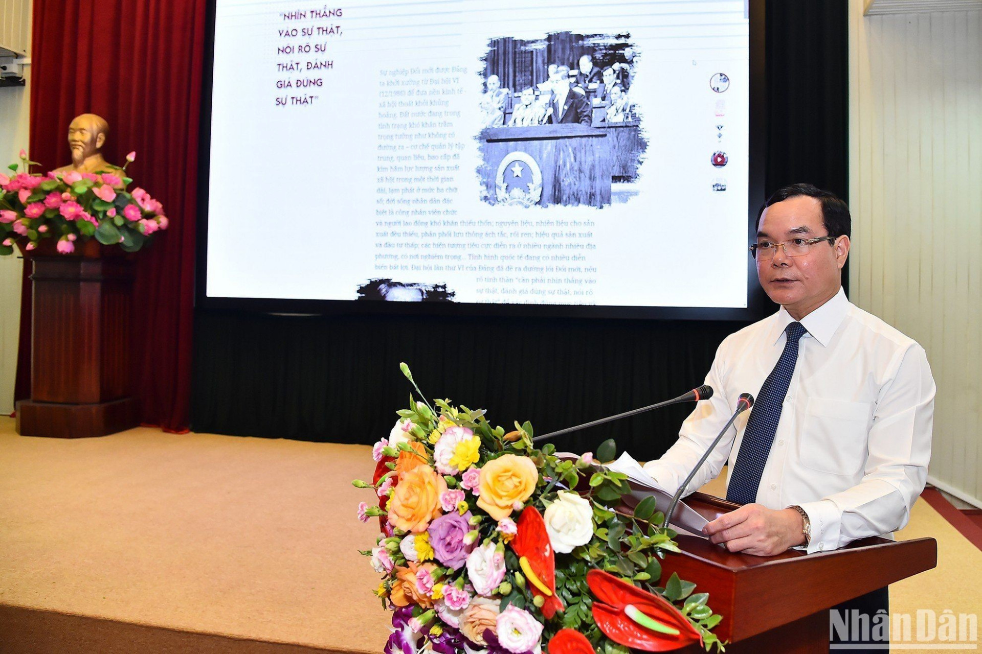 Chủ tịch Tổng Liên đoàn Lao động Việt Nam Nguyễn Đình Khang trình bày tham luận tại tọa đàm. (Ảnh: THỦY NGUYÊN)