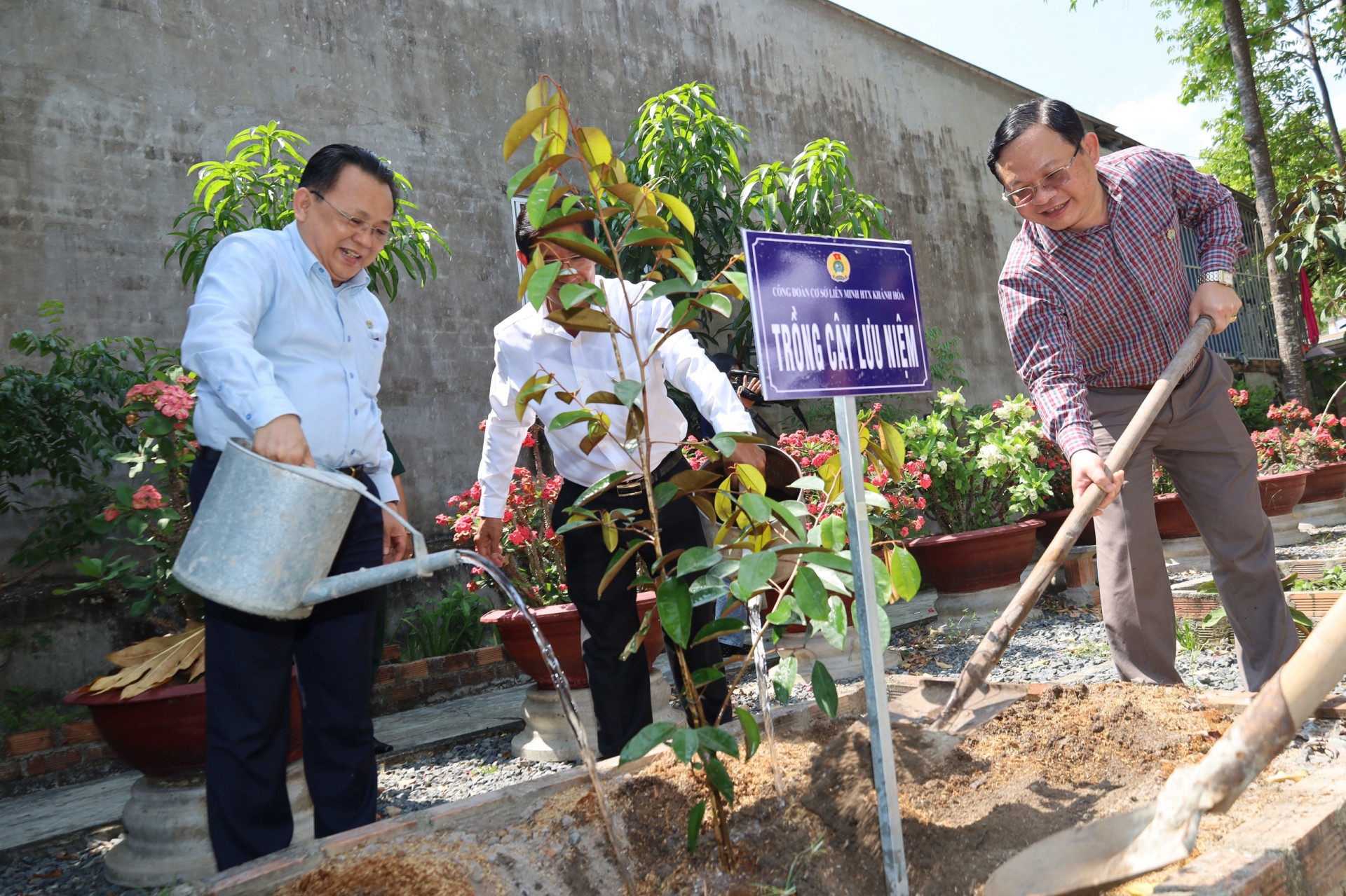 Đoàn công tác trồng cây tại Khu tưởng niệm Chủ tịch Hồ Chí Minh.