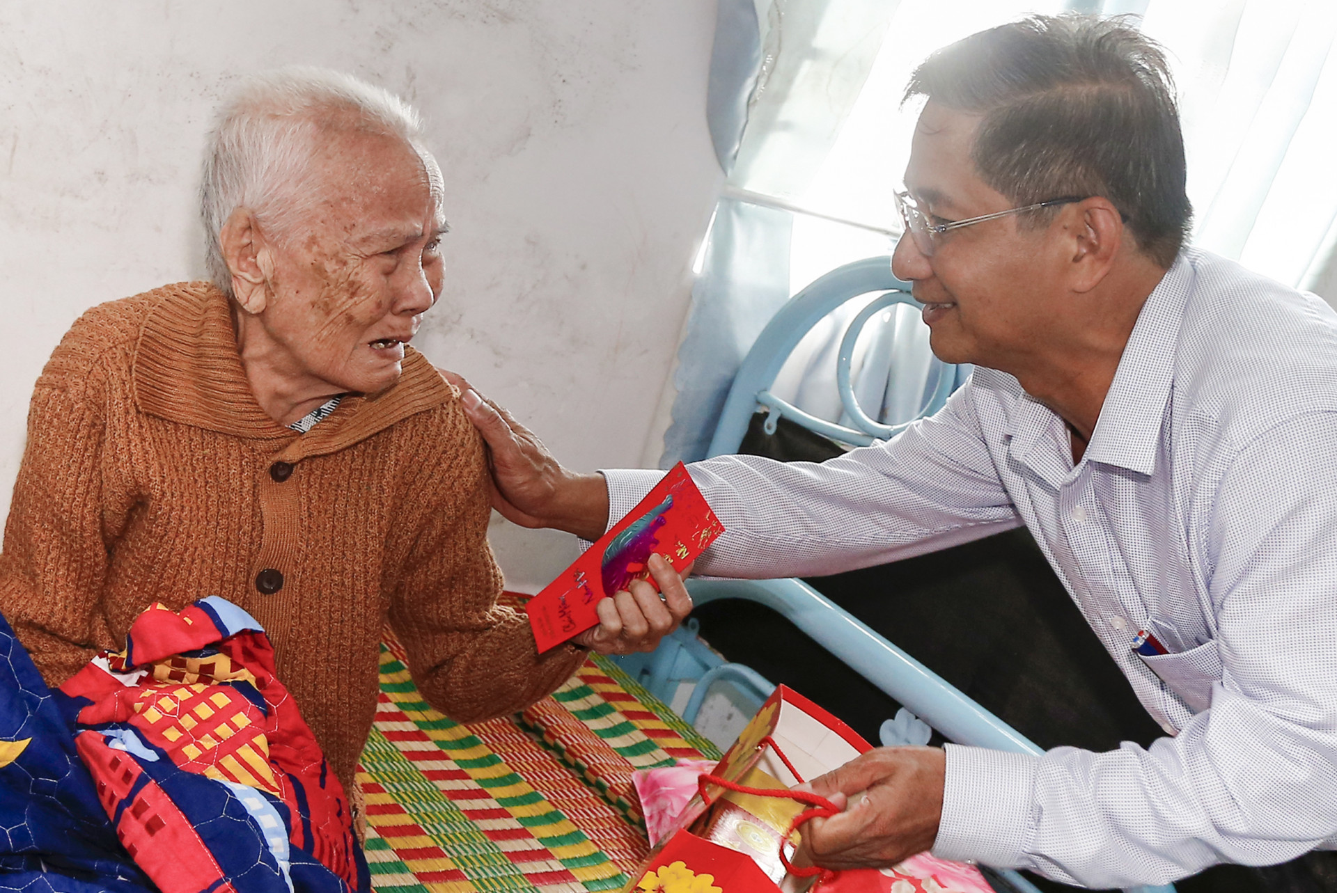 Lãnh đạo Liên minh Hợp tác xã tỉnh thăm hỏi, động viên người già neo đơn ở thị xã Ninh Hòa.