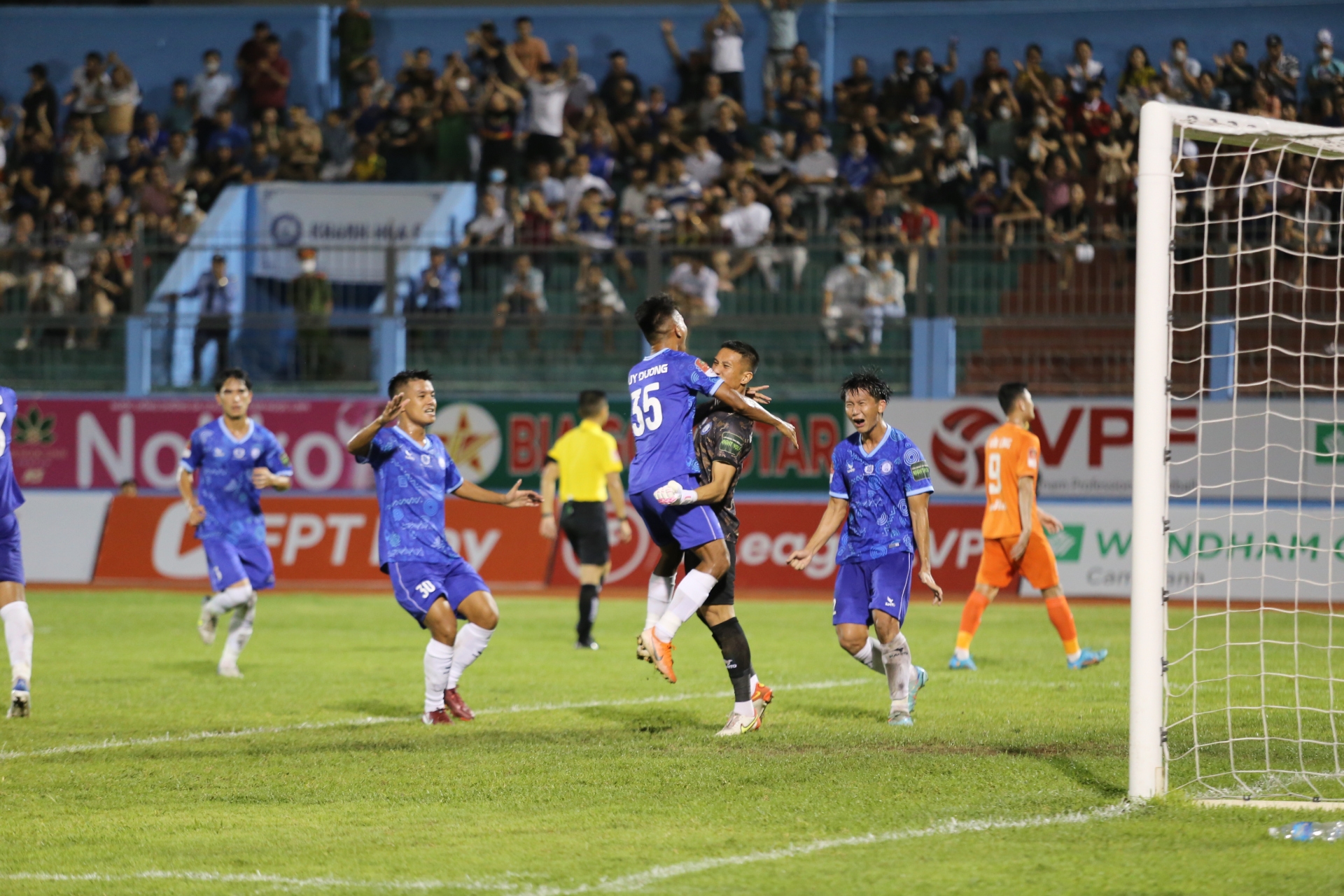 Khanh Hoa FC are happy with the excellent save of goalkeeper Ngoc Cuong

