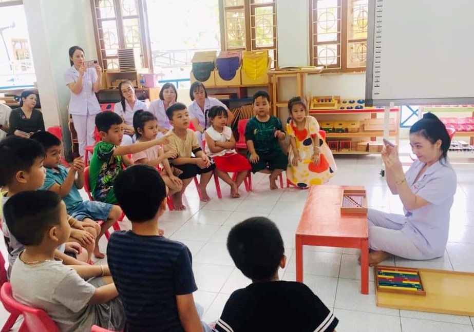 Giáo viên Trường Mầm non Thực hành tiến hành giờ dạy Toán ứng dụng phương pháp Montessori. 