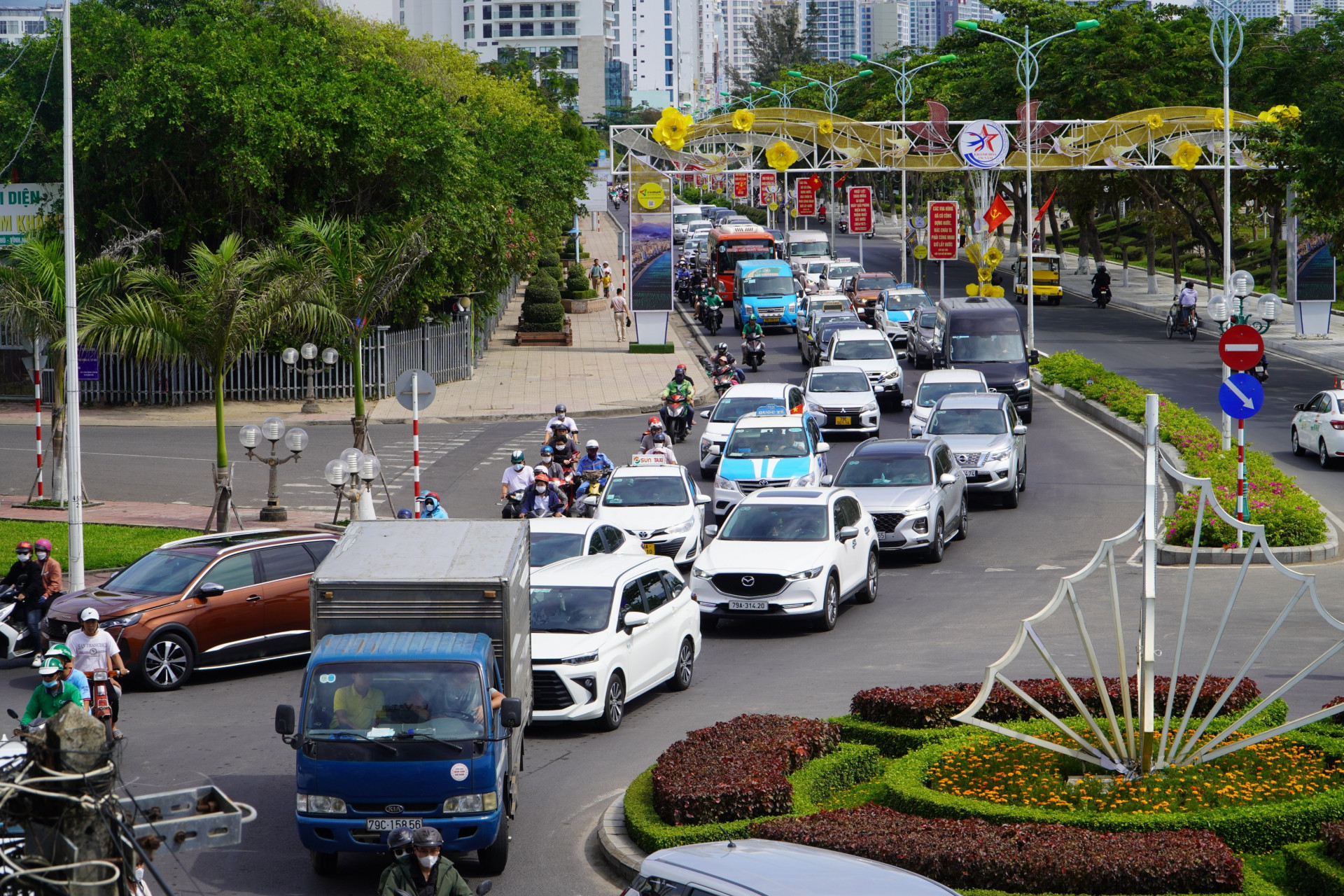 Nút giao đường Trần Phú và đường Hoàng Diệu kẹt cứng.