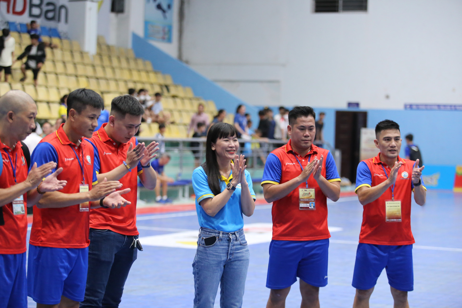 Bà Trịnh Thị Hồng Vân, Chủ tịch HĐQT Công ty Cổ phần Nước giải khát Yến Sào Khánh Hòa xuống sân động viên đội bóng sau trận đấu.