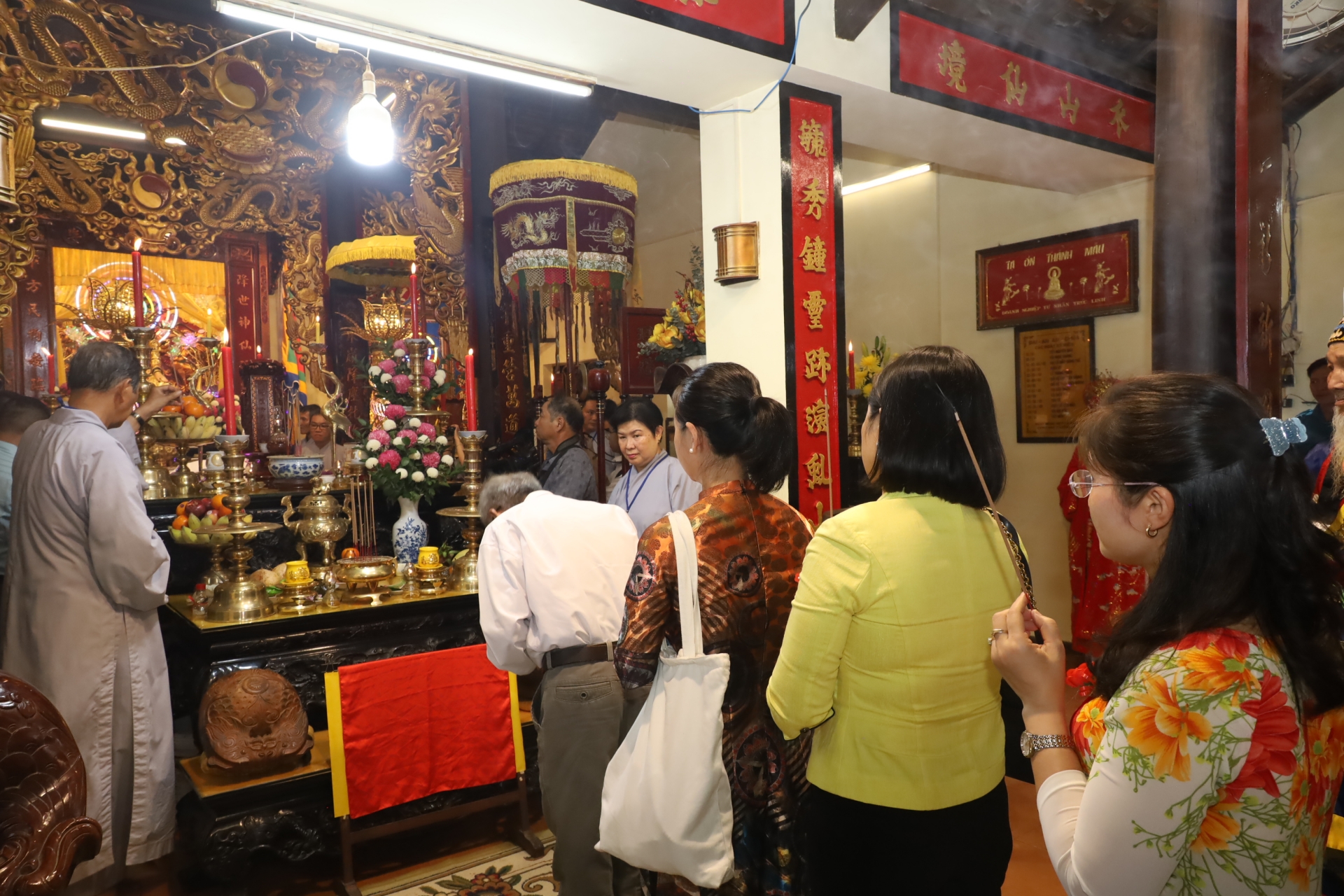 Representatives offer incense to the Holy Mother
