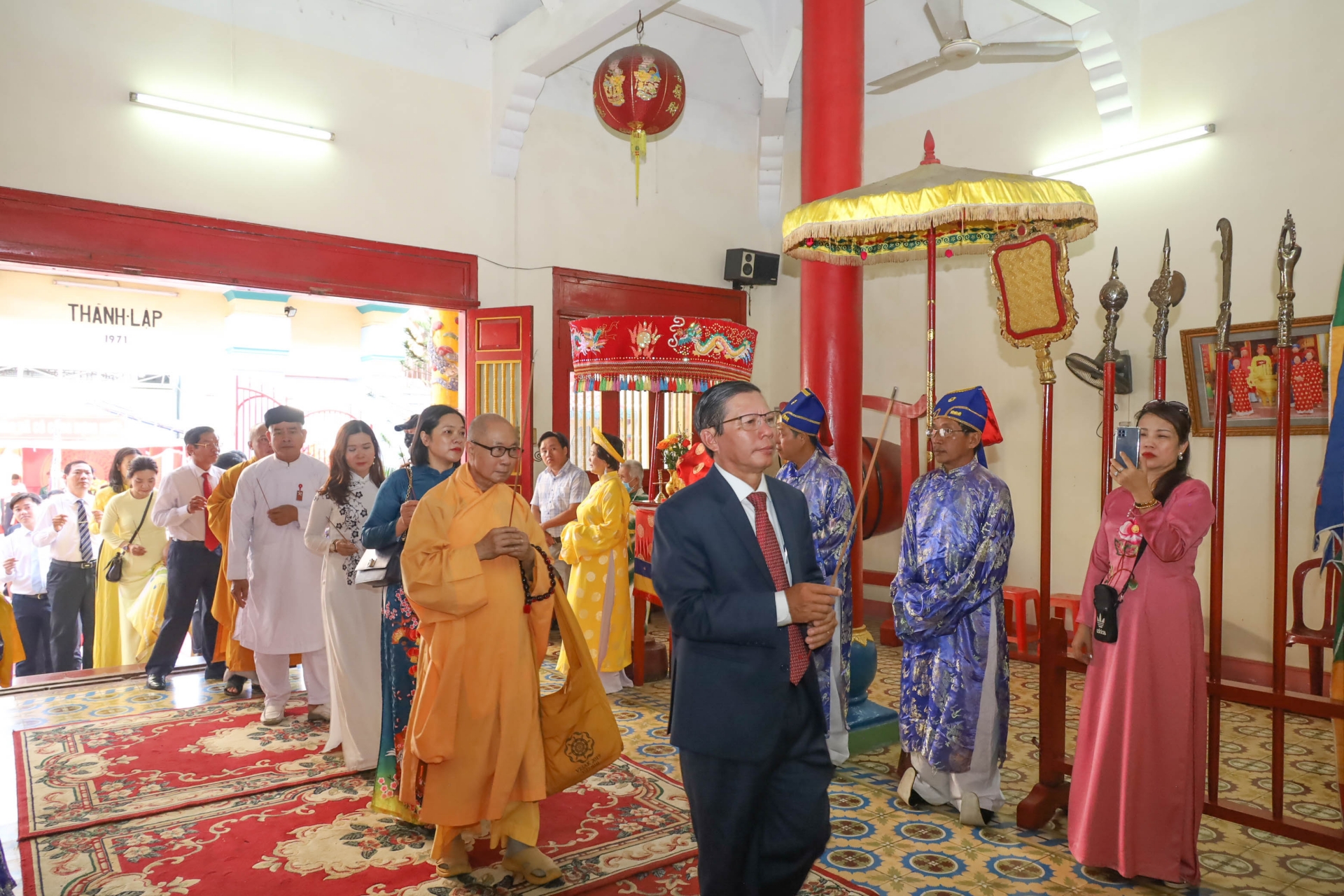 Tran Ngoc Thanh offers incense at Hung Kings’ Temple

