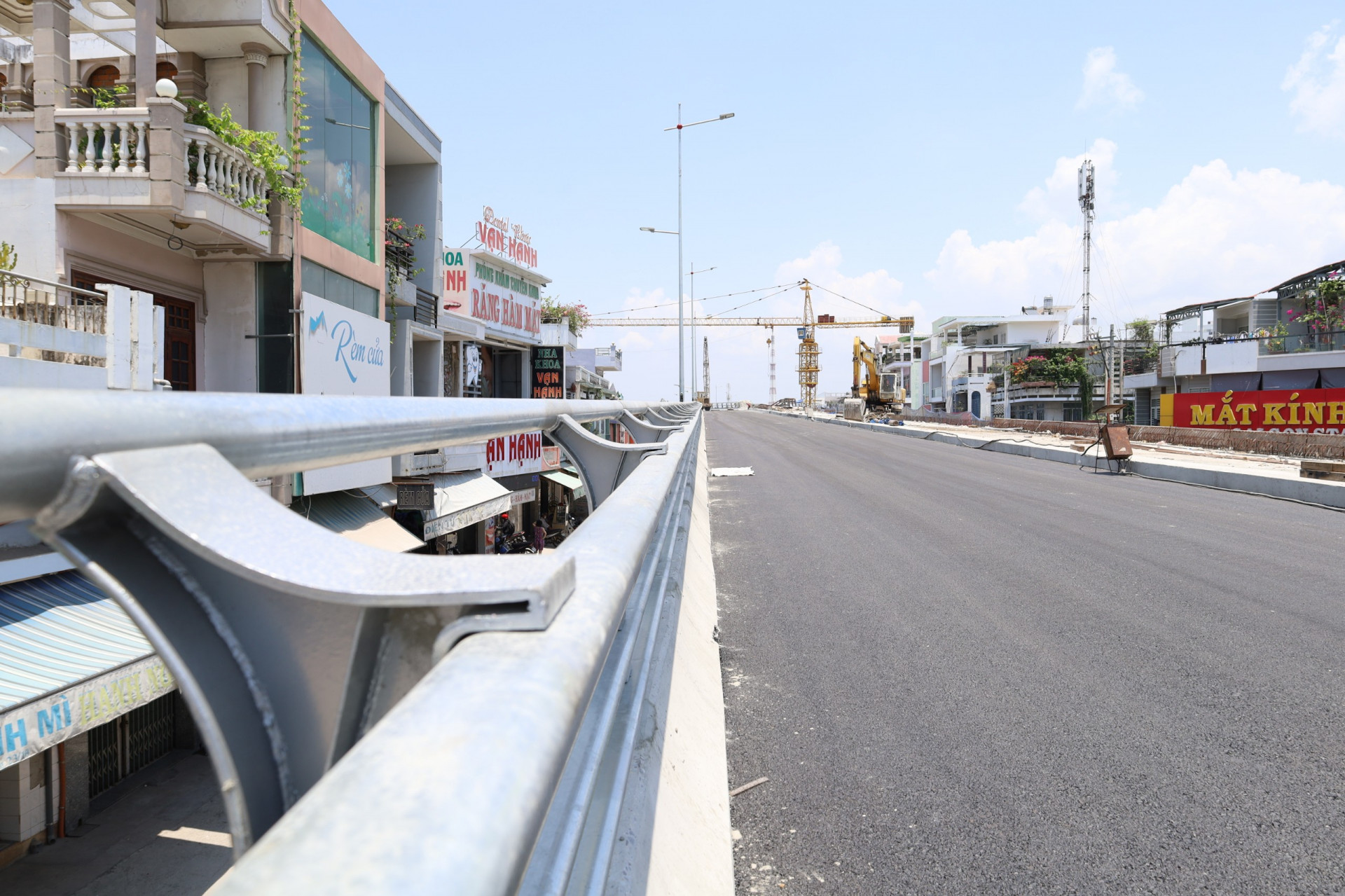 Nhánh phía đông Nút giao thông Ngọc Hội đã hoàn thành thảm bê tông nhựa.
