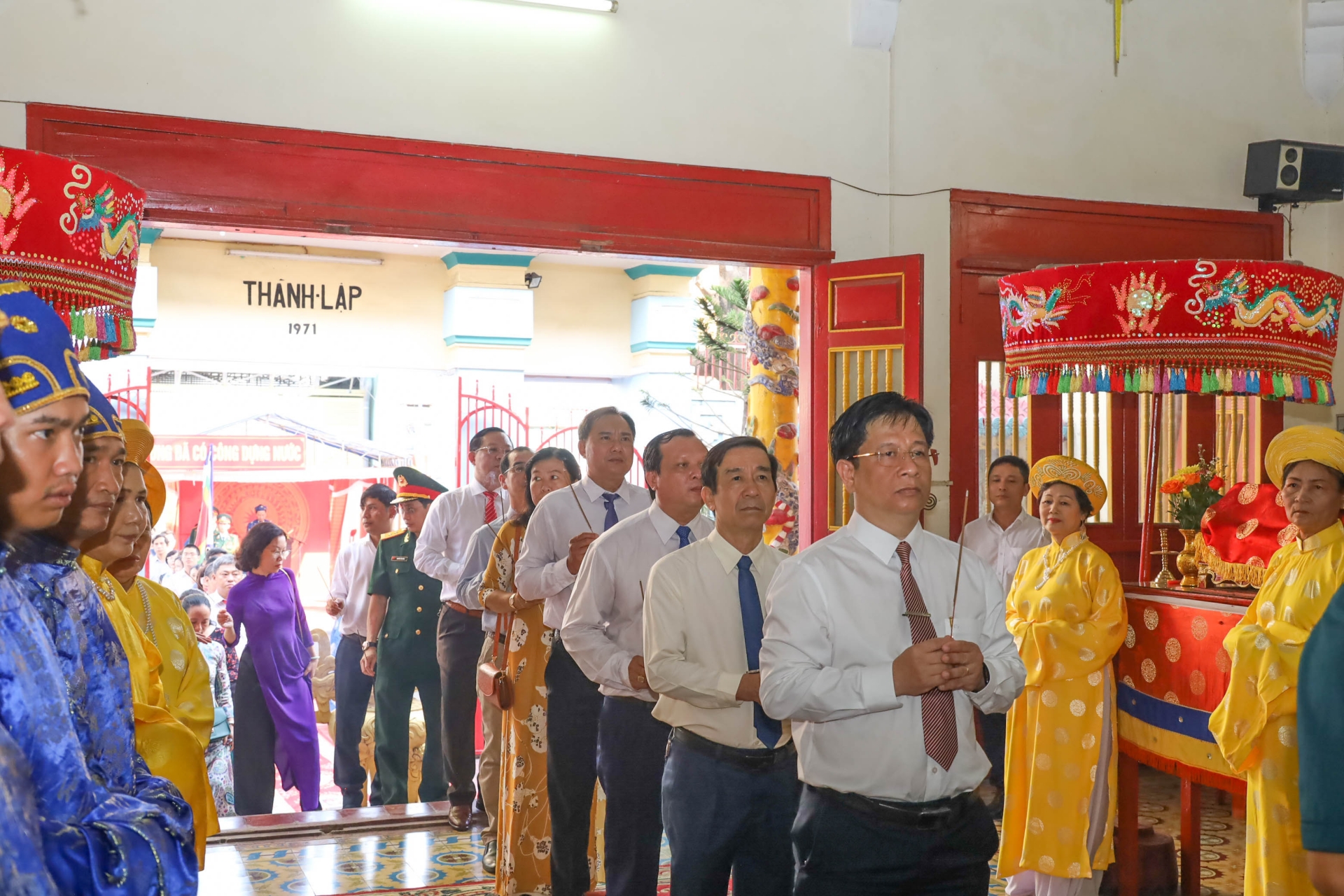 Ho Van Mung and leaderships of Nha Trang City offer incense

