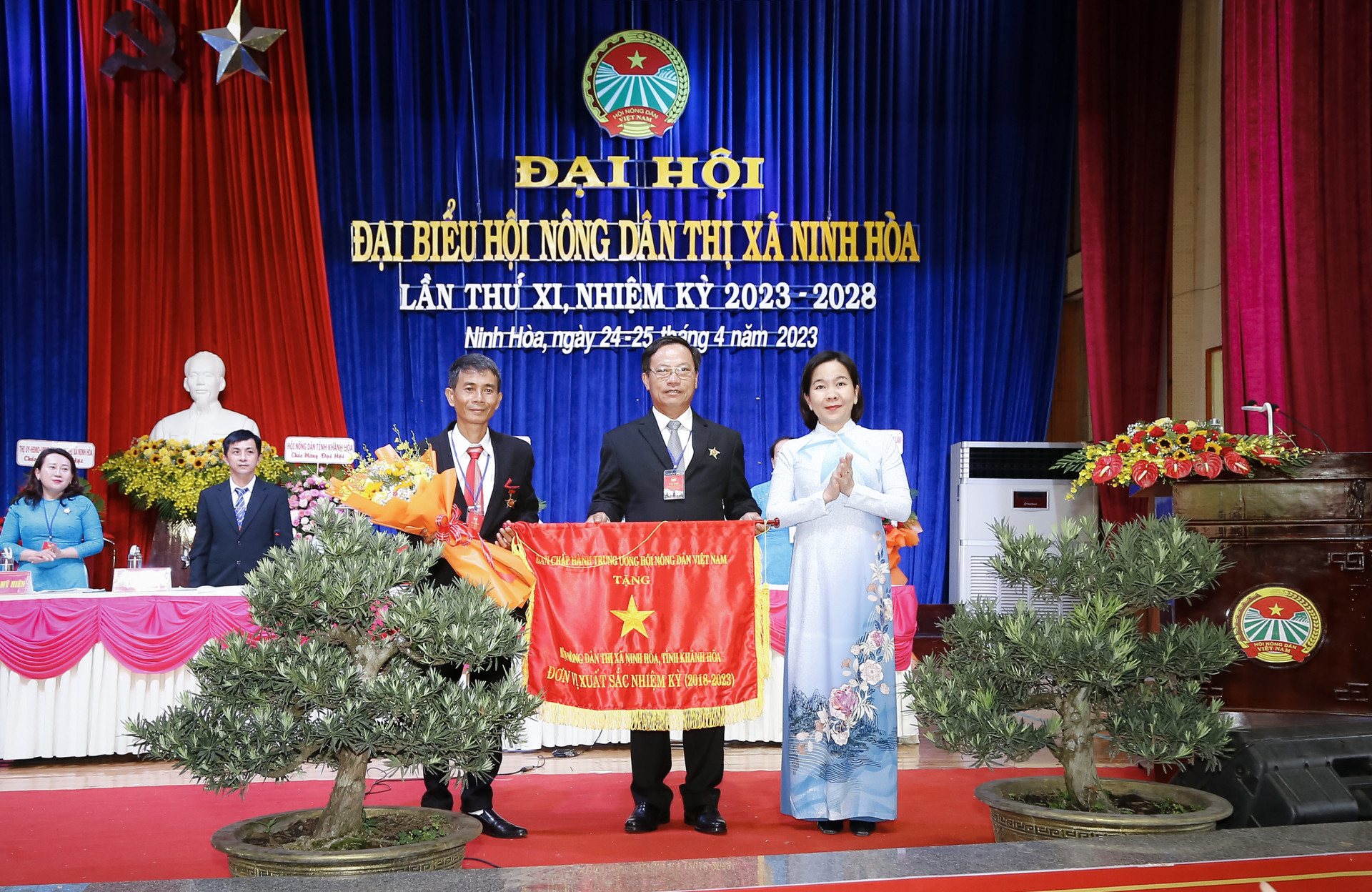 Hội Nông dân thị xã Ninh Hòa nhận Cờ thi đua của Hội Nông dân Việt Nam