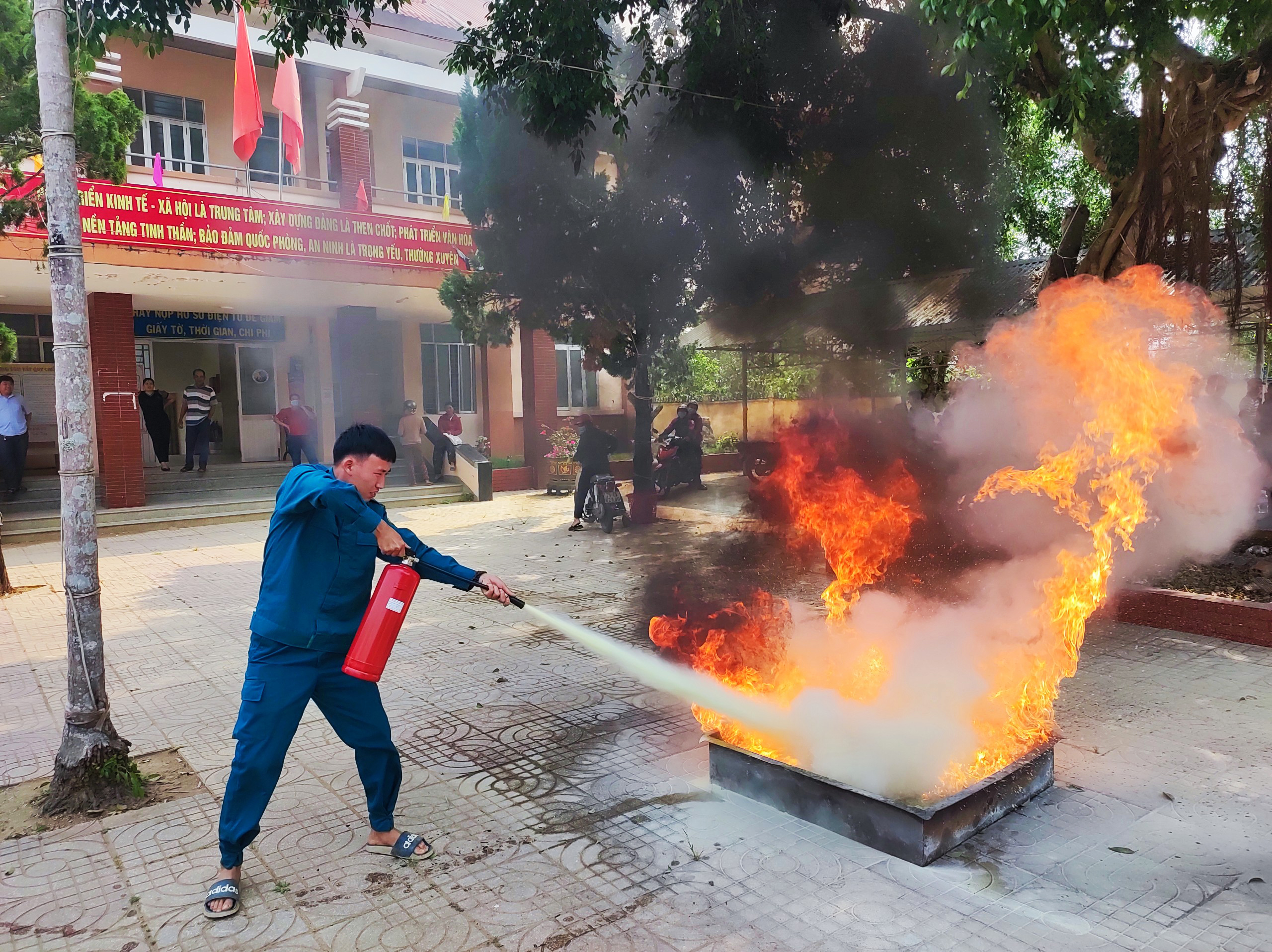 Dân quân xã Sơn Bình thực hành kỹ năng dập tắt đám cháy bằng bình chữa cháy cầm tay 