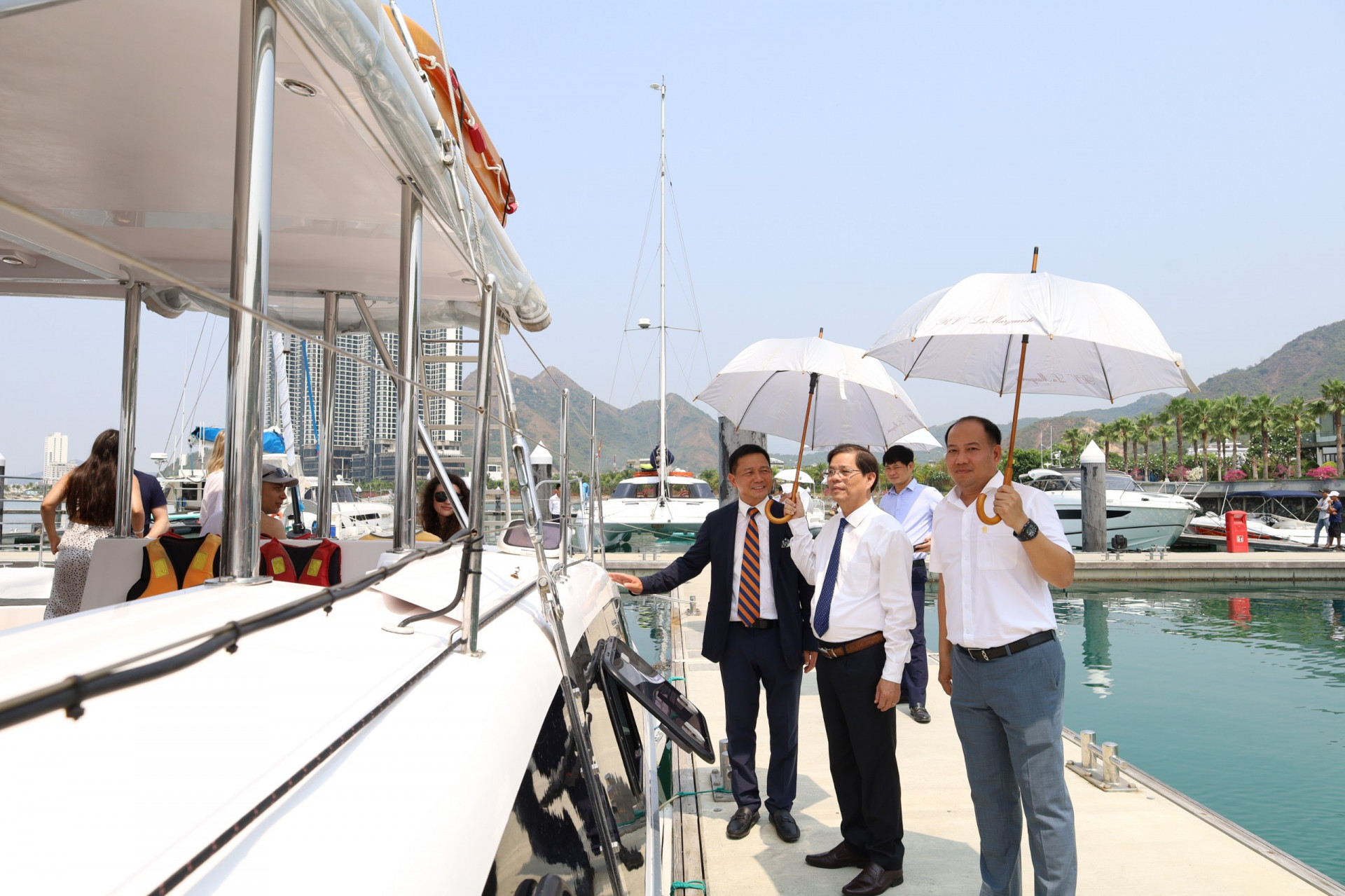 Đồng chí Nguyễn Tấn Tuân tham quan bến du thuyền quốc tế Ana Marina.