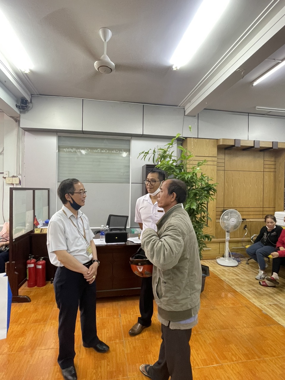 Ông Trần Ngọc Vinh - Phó Giám đốc Ngân hàng Nhà nước Việt Nam Chi nhánh tỉnh Lâm Đồng (bên trái) tại Quỹ tín dụng nhân Phường II. 